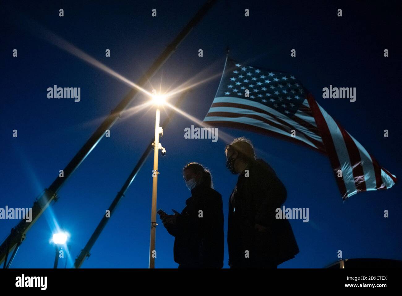 4. November 2020: Biden Supporters laufen unter amerikanischer Flagge in der Nähe des Chase Centers am Flussufer in Wilmington, DE. Unterstützer hoffen, dass der ehemalige Vizepräsident Joe Biden an seinem Vorsprung auf die Wahlzählung von 270 Abgängen zwischen ihm und Präsident Trump in der Nacht nach den US-Wahlen festhalten kann. Die Biden-Kampagne versucht, Arizona und Nevada zu erobern, um seinen Sieg als nächster US-Präsident zu sichern, während Trump die Lücke in der Hoffnung auf Wiederwahl schließt. Kredit: Brian Branch Price/ZUMA Wire/Alamy Live Nachrichten Stockfoto