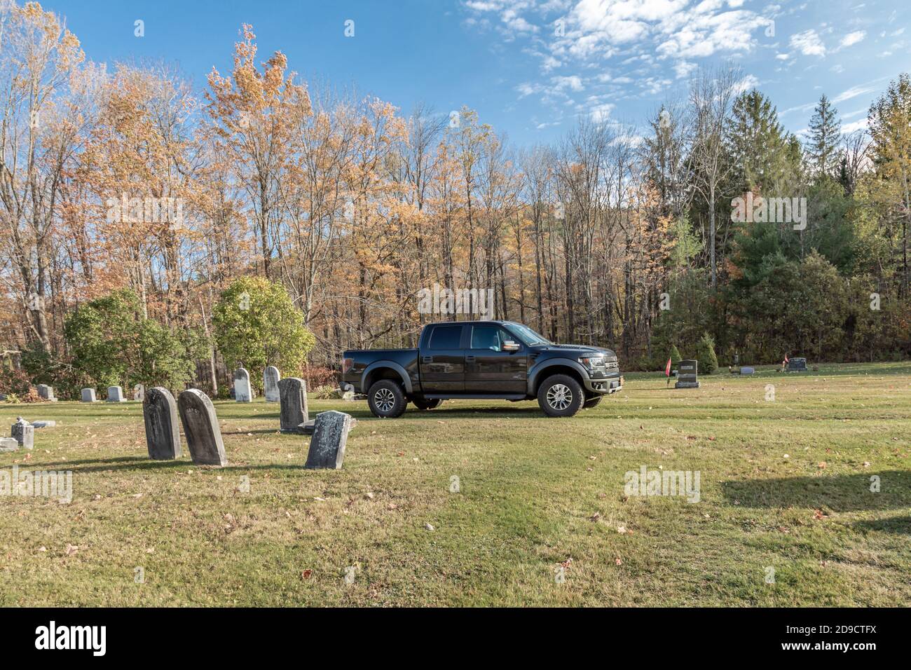 2013 Ford Raptor in einem Friedhof Stockfoto