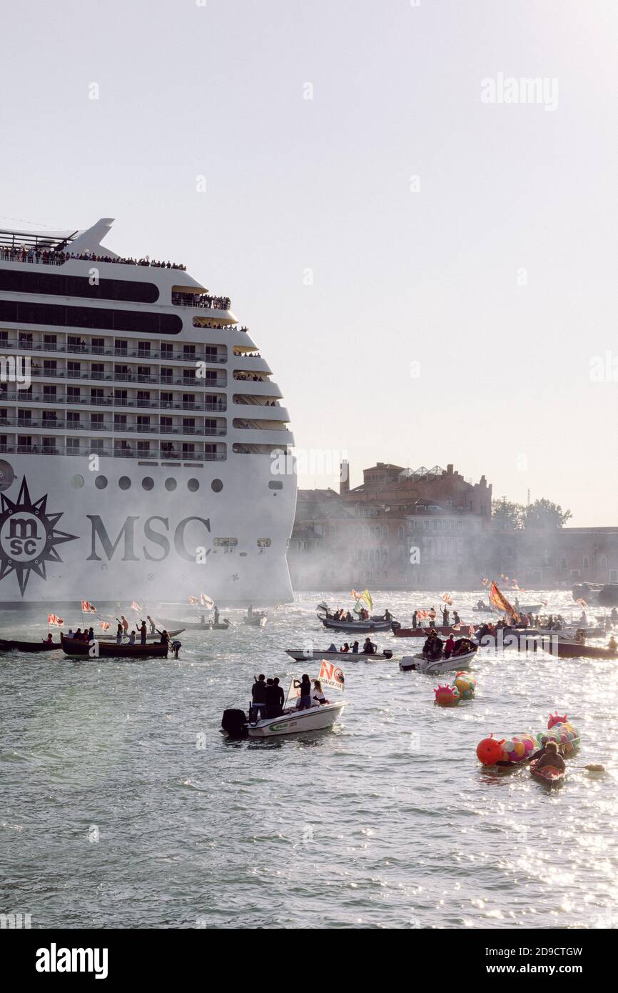 Kleine traditionelle Boote protestieren im Sommer gegen Kreuzschiffe in Venedig, keine grandi Navi-Bewegung in Venedig Italien Stockfoto