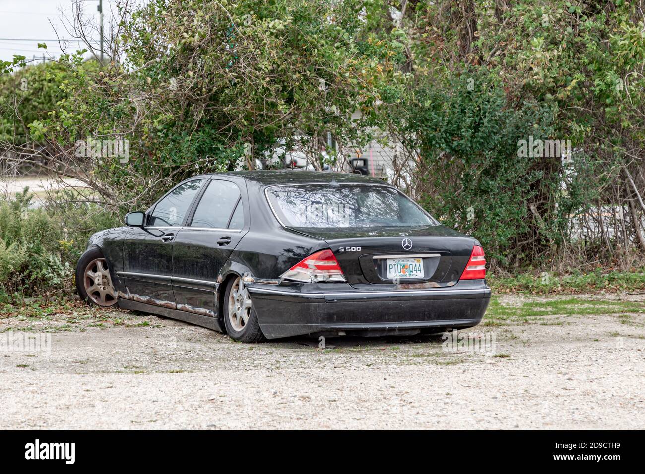 Verlassene schwarze s500 mercedes in Long Island, NY Stockfoto