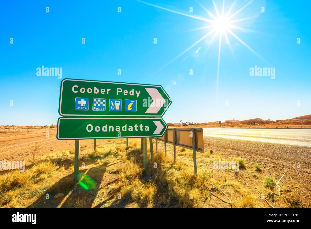 Anfahrt Straßenschild für Coober Pedy Bergbaustadt in Australien. Opal-Bergbaustadt in der südaustralischen Outback-Wüste. Stockfoto