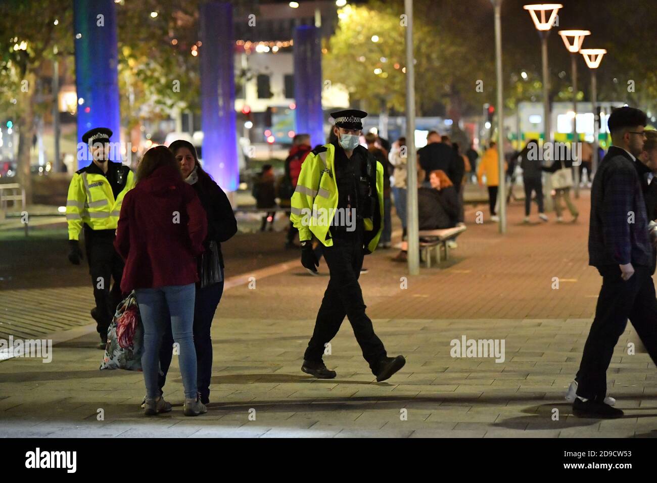 Die Polizei patrouilliert im Stadtzentrum von Bristol, bevor England ab Donnerstag landesweit gesperrt wird. Stockfoto