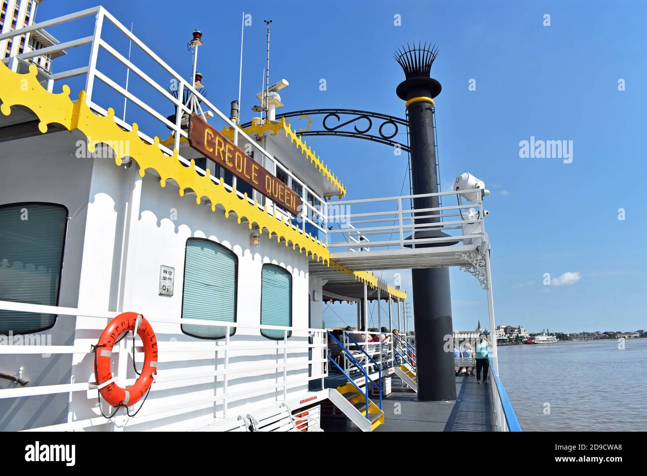 Das traditionelle Schaufelrad Creole Queen, während es auf dem Mississippi River in Richtung des historischen French Quarter in New Orleans, Louisiana, fährt. Stockfoto