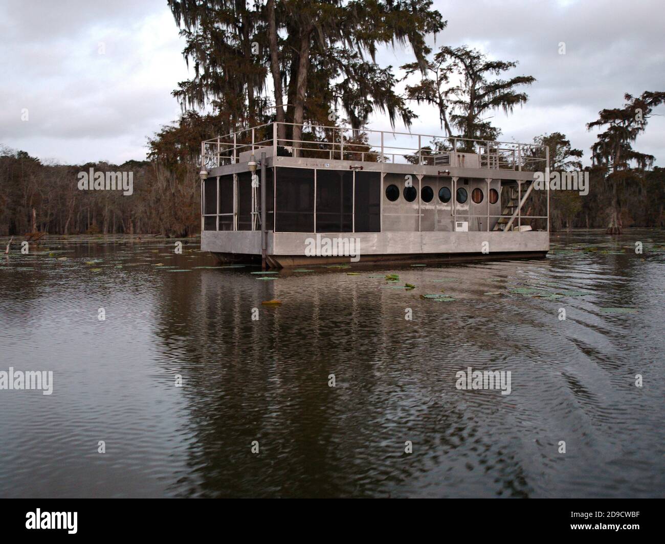 St. Martin Parish, Louisiana, USA - 2020: Blick auf ein Bootshaus am Lake Martin, einem Naturschutzgebiet und einem der Sümpfe Louisianas. Stockfoto
