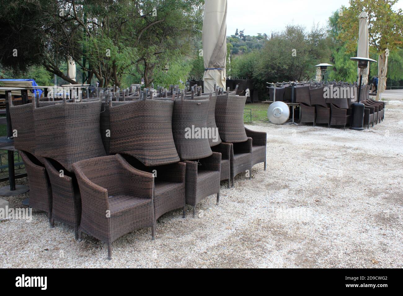 Griechenland, Athen, 3. November 2020 - Stühle, Tische und andere Möbel vor dem geschlossenen Cafe-Restaurant gestapelt, nach der Ankündigung für Covid-19 lockd Stockfoto