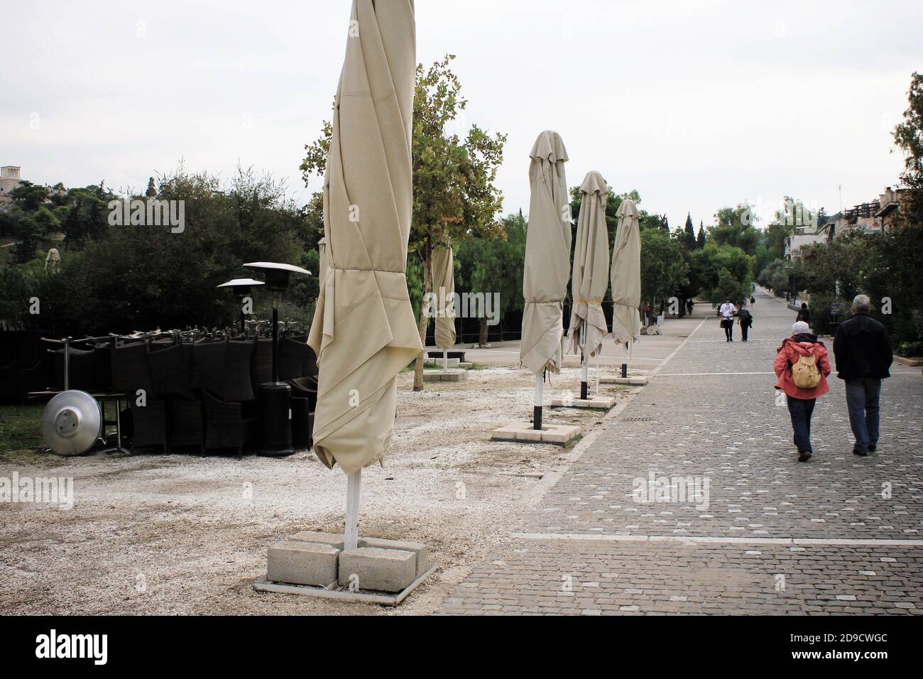 Griechenland, Athen, 3. November 2020 - geschlossene Schirme des leeren Café-Restaurants nach der Ankündigung der Covid-19-Sperre. Stockfoto
