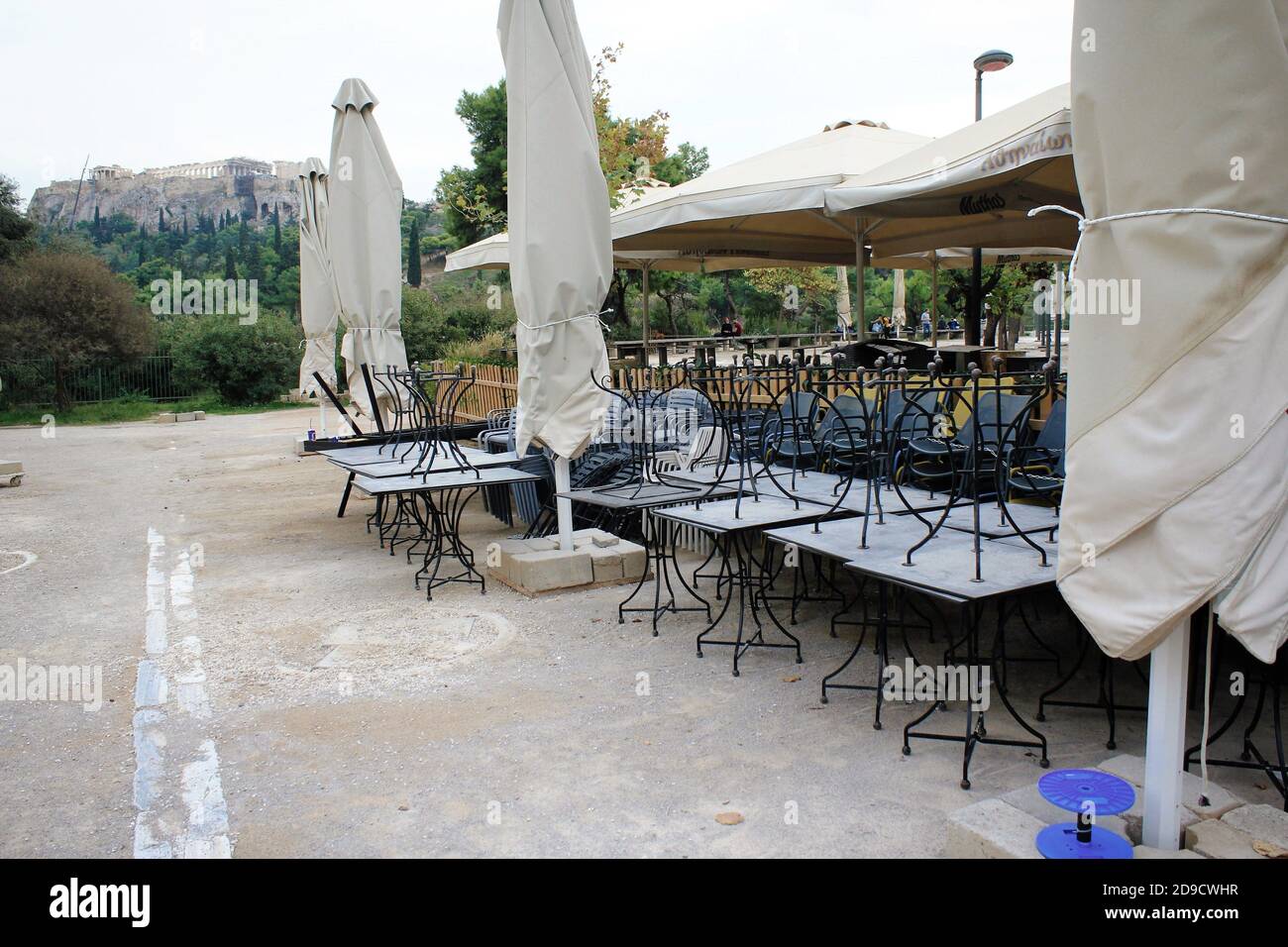 Griechenland, Athen, 3. November 2020 - Stühle, Tische und andere Möbel gestapelt außerhalb geschlossen Café-Restaurant rund um Akropolis Hügel, nach dem Ansager Stockfoto