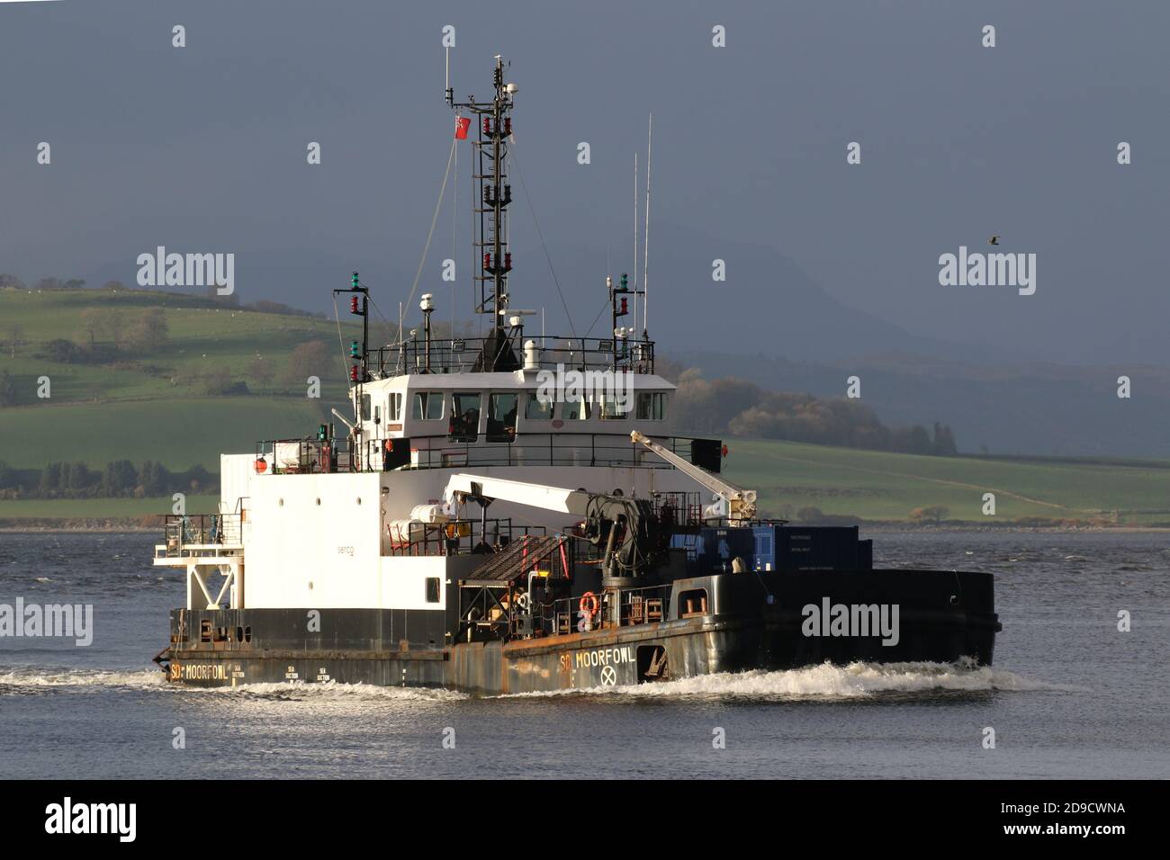 SD Moorfowl, ein Tauchunterstützungsschiff der Moor-Klasse, das von Serco Marine Services betrieben wird und Greenock am Firth of Clyde passiert. Stockfoto