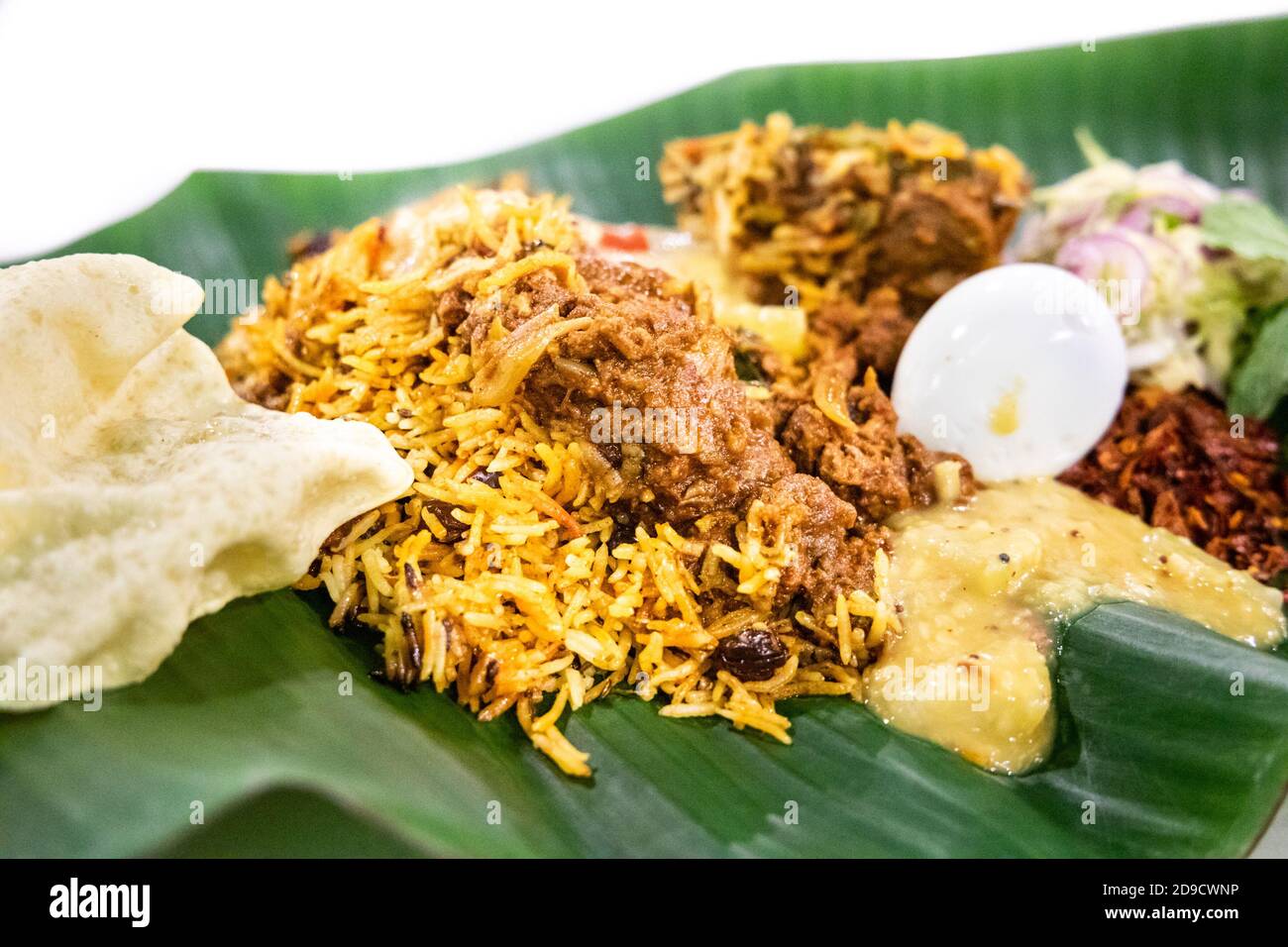 Köstliche Nasi Briyani mit Lamm Hammelfleisch serviert auf Bananenblatt Teller, beliebtes Essen in Malaysia Stockfoto