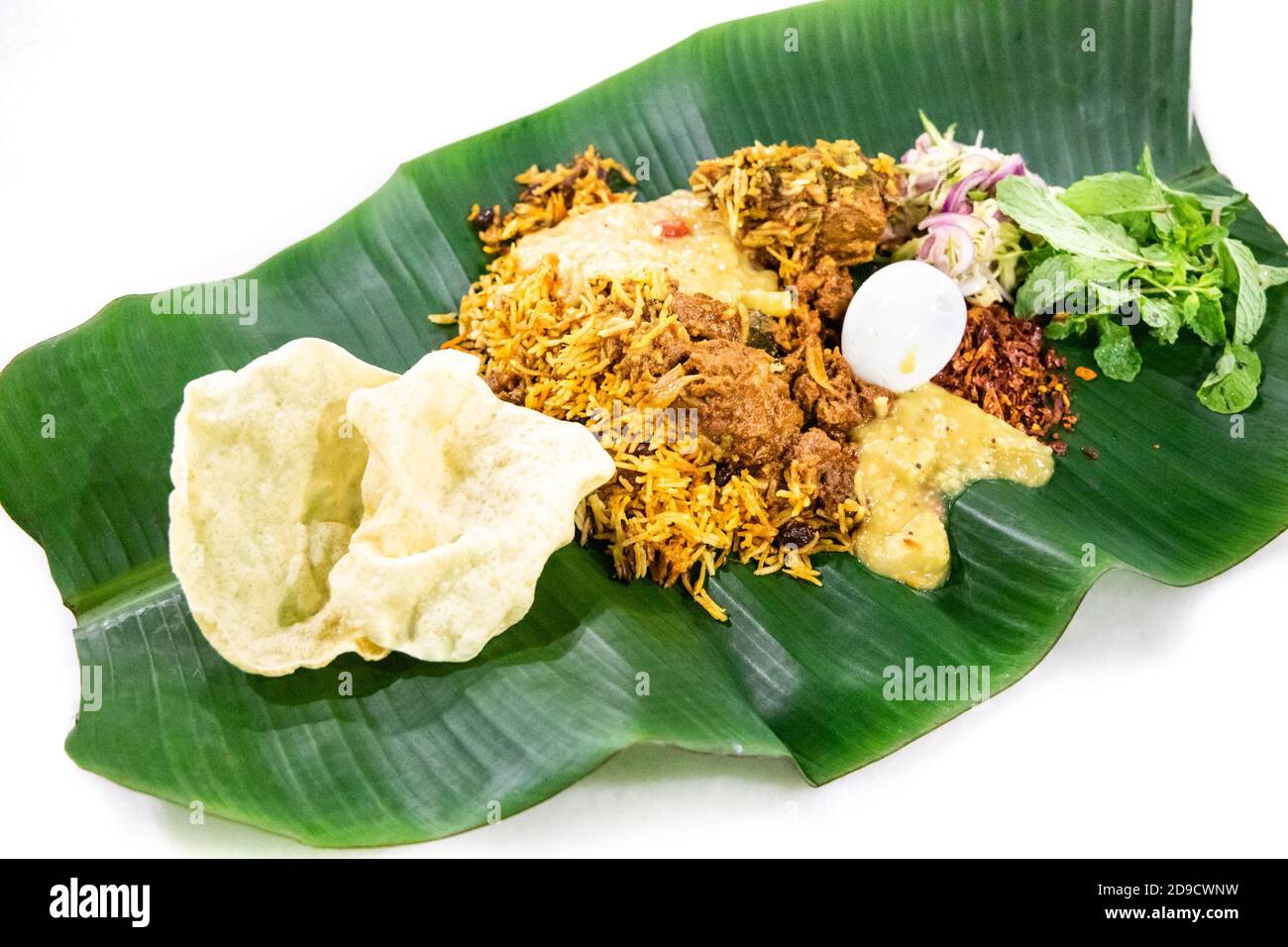 Köstliche Nasi Briyani mit Lamm Hammelfleisch serviert auf Bananenblatt Teller, beliebtes Essen in Malaysia Stockfoto