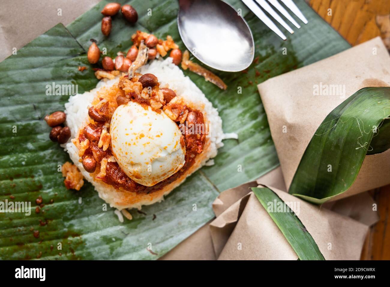 Einfache authentische Nasi Lemak in Bananenblatt zum Frühstück eingewickelt Stockfoto