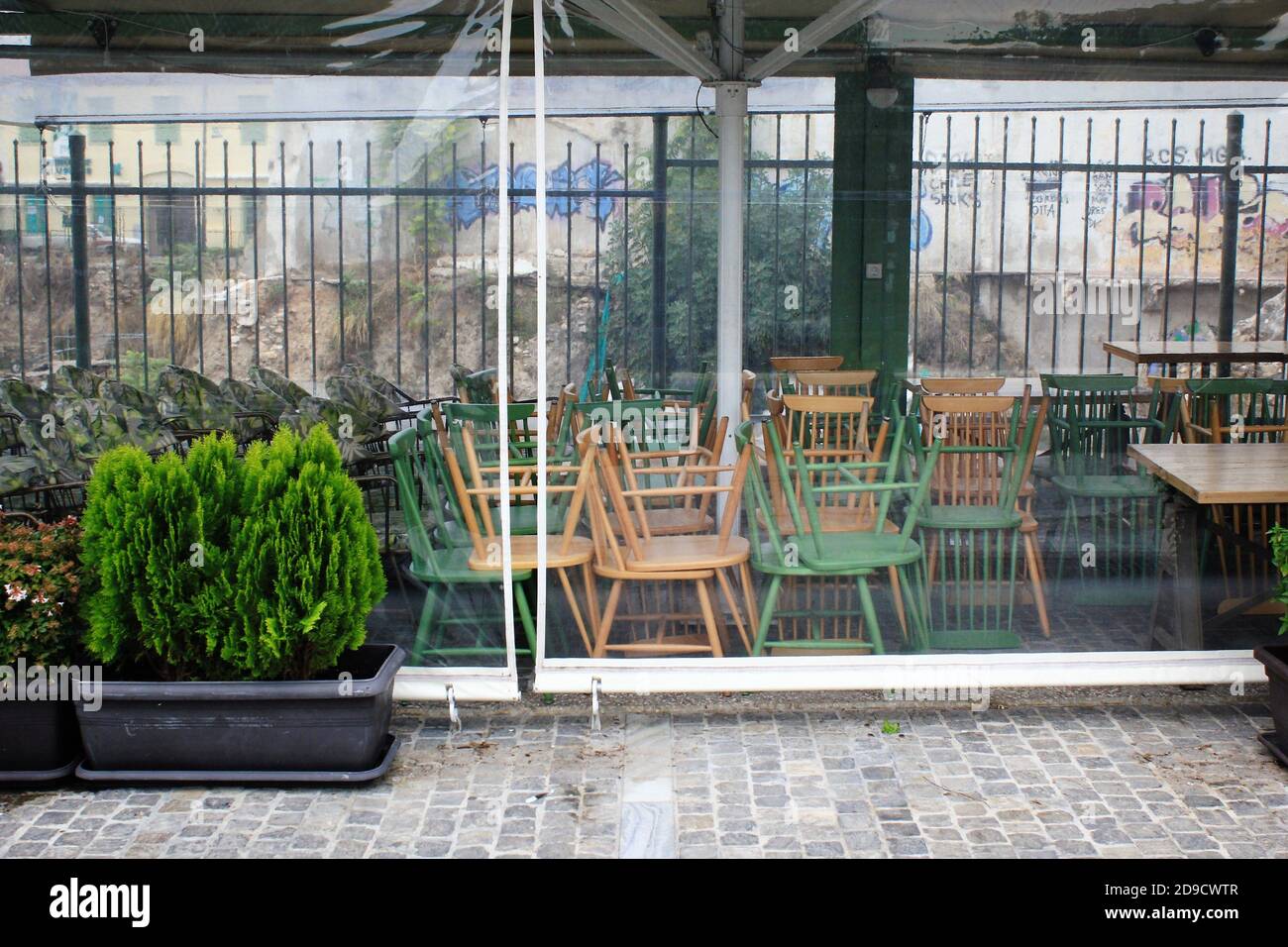 Griechenland, Athen, 3. November 2020 - Stühle, Tische und andere Möbel gestapelt außerhalb geschlossen Café-Restaurant rund um Akropolis Hügel, nach dem Ansager Stockfoto