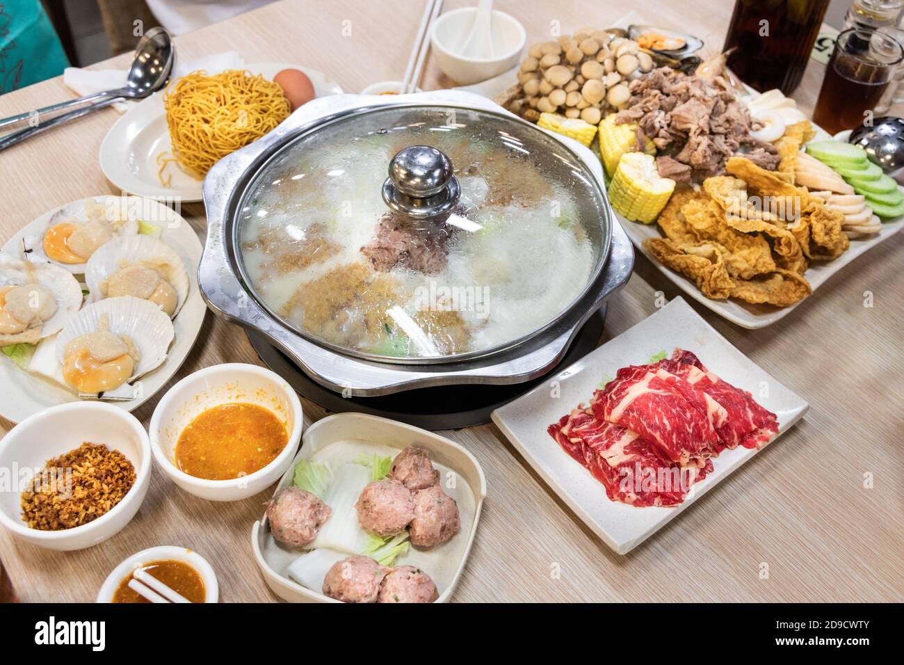 Chinesisches Dampfboot Hotpot Shabu Abendessen im Restaurant Stockfoto