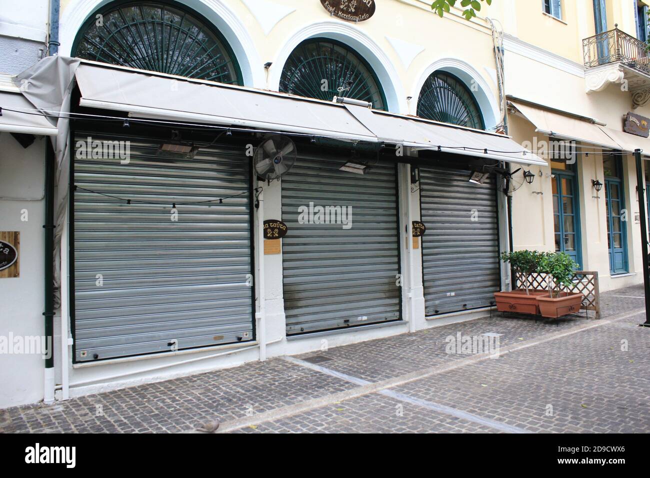 Griechenland, Athen, 3. November 2020 - Cafe-Restaurant um den Akropolis-Hügel geschlossen, nach der Ankündigung der Covid-19-Sperre. Stockfoto