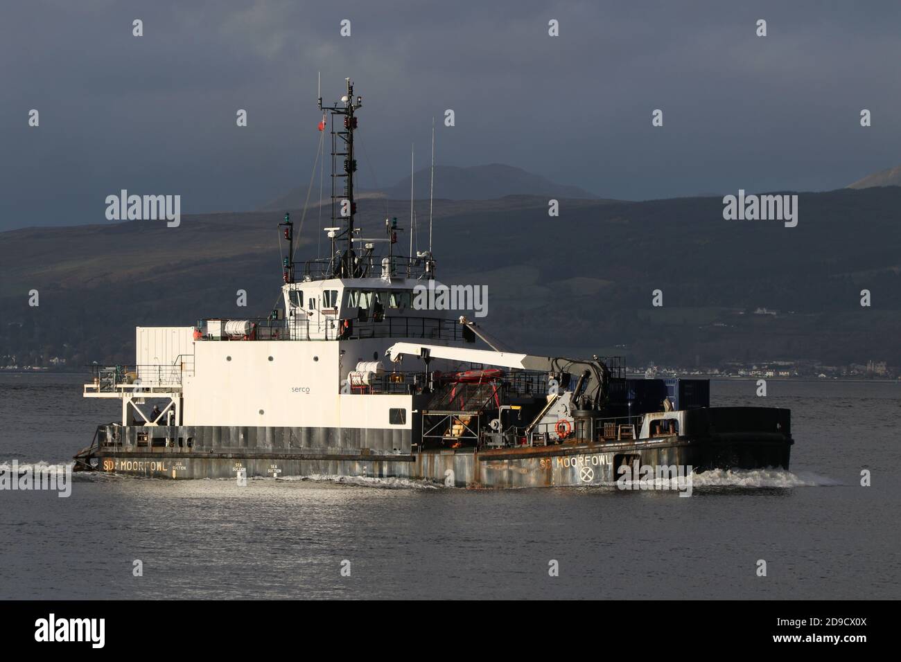 SD Moorfowl, ein Tauchunterstützungsschiff der Moor-Klasse, das von Serco Marine Services betrieben wird und Greenock am Firth of Clyde passiert. Stockfoto