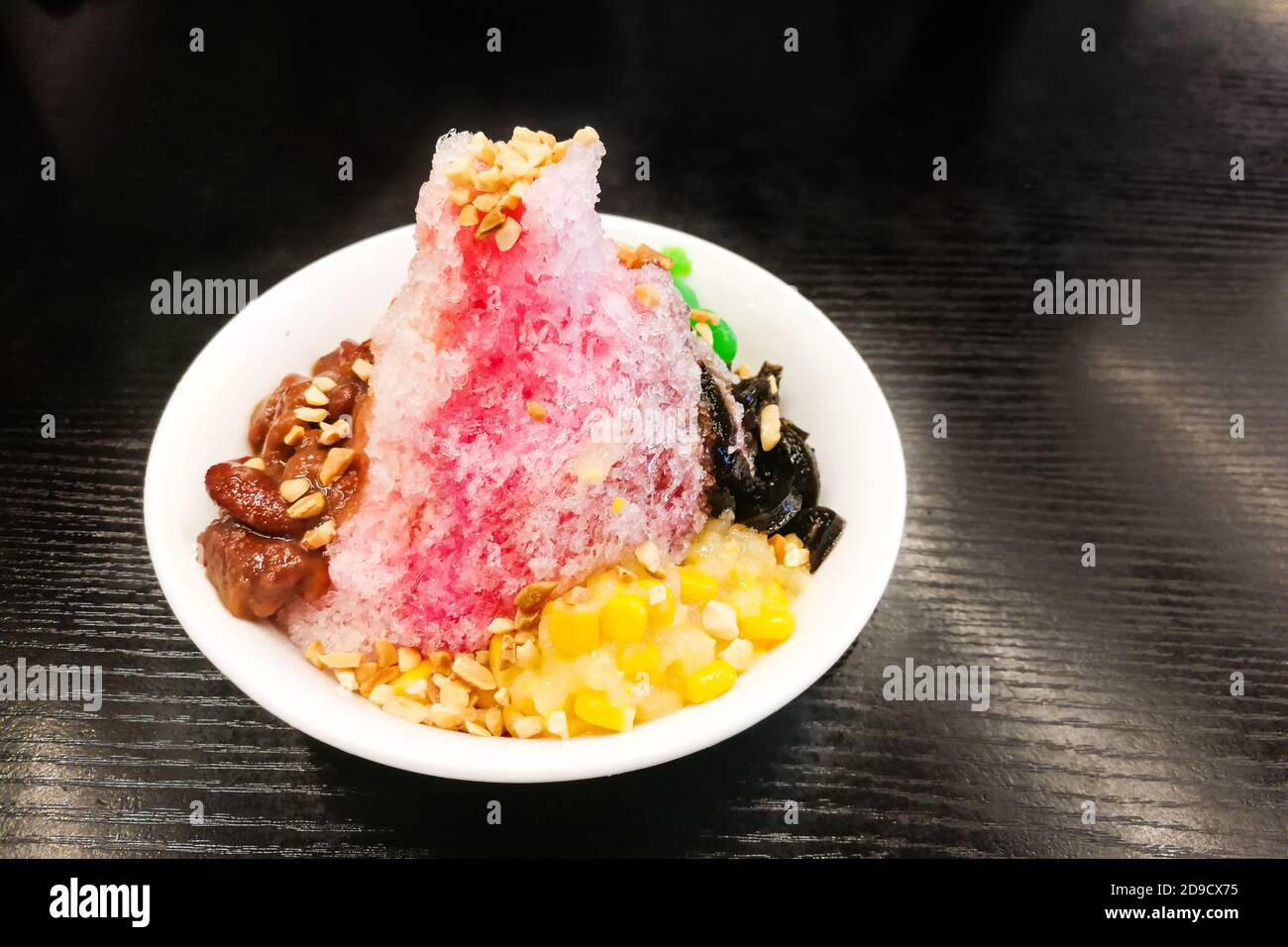 Ice kacang, rasierte Eiswüste mit Milch, Sirup, Bohnen, Mais Stockfoto