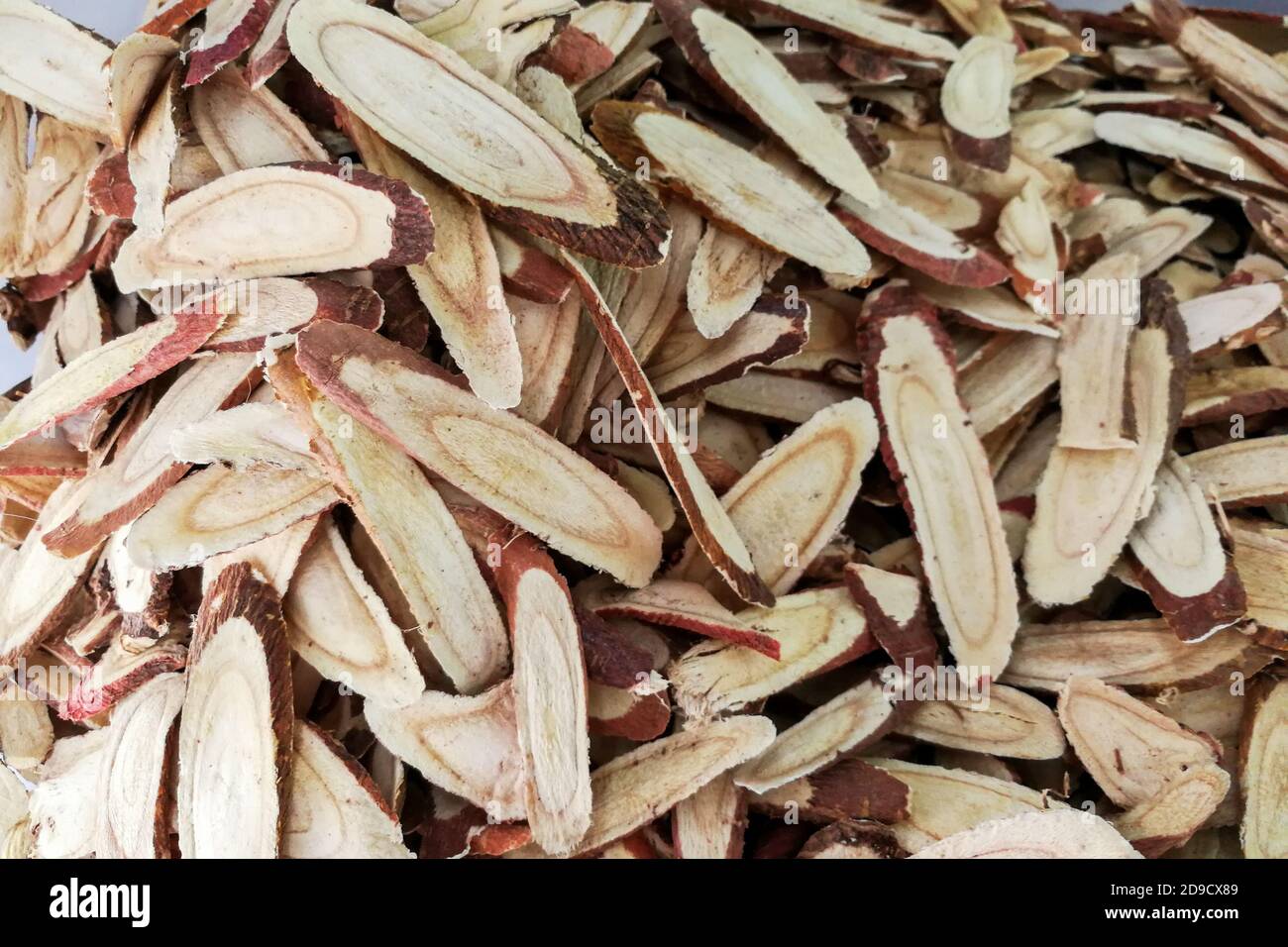 Haufen getrockneter und geschnittener Lakritzwurzel Stockfoto