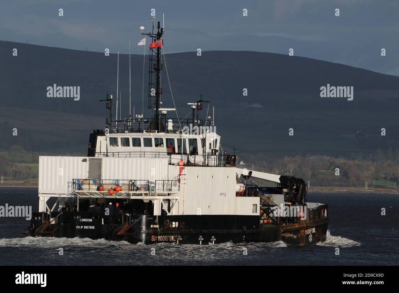 SD Moorfowl, ein Tauchunterstützungsschiff der Moor-Klasse, das von Serco Marine Services betrieben wird und Greenock am Firth of Clyde passiert. Stockfoto