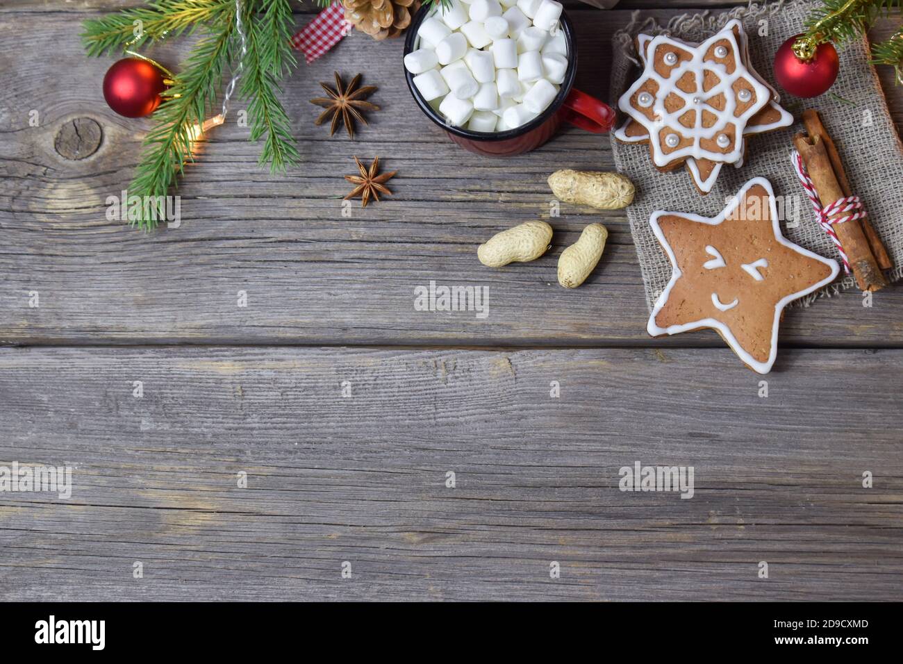 Holzhintergrund mit einem weihnachtlichen Zweig von Kaffee und Keksen. Stockfoto