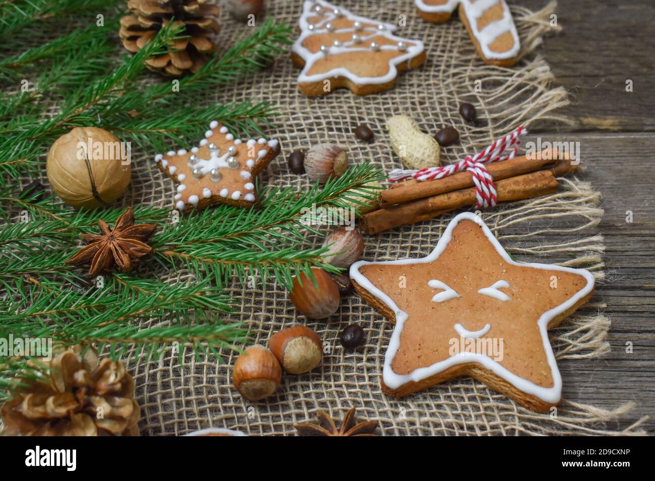 Eine Nahaufnahme von Weihnachtskeksen und -Nüssen bietet Platz für Text. Stockfoto