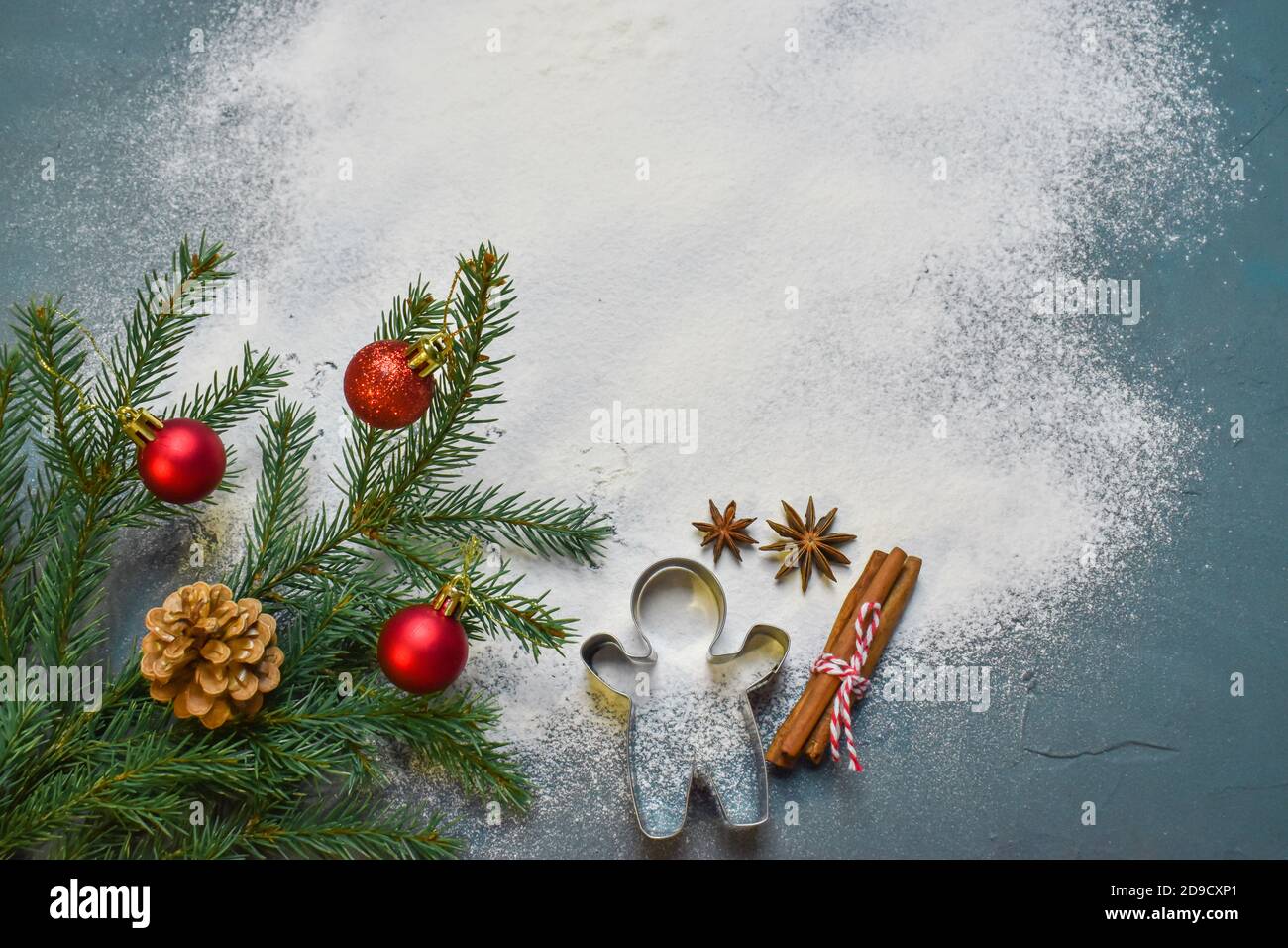 Minimalismus. Weihnachtshintergrund mit Cookies und ein Zweig des Baumes hat einen Platz für Text. Flaches Layout In Der Draufsicht Stockfoto