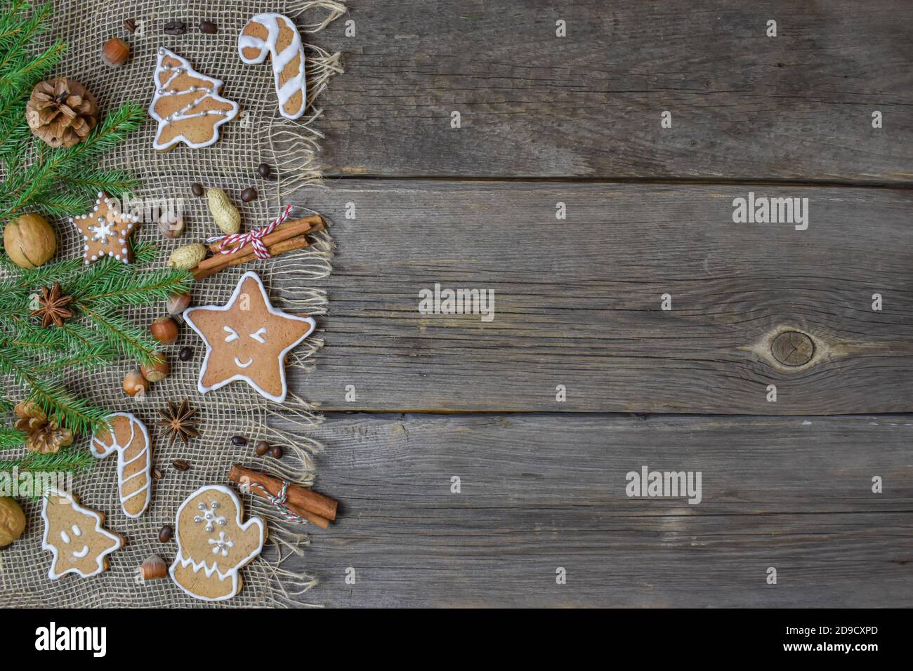Weihnachtlicher Hintergrund mit Cookies und einem Baumzweig gibt es Platz für Text. Flaches Layout In Der Draufsicht Stockfoto