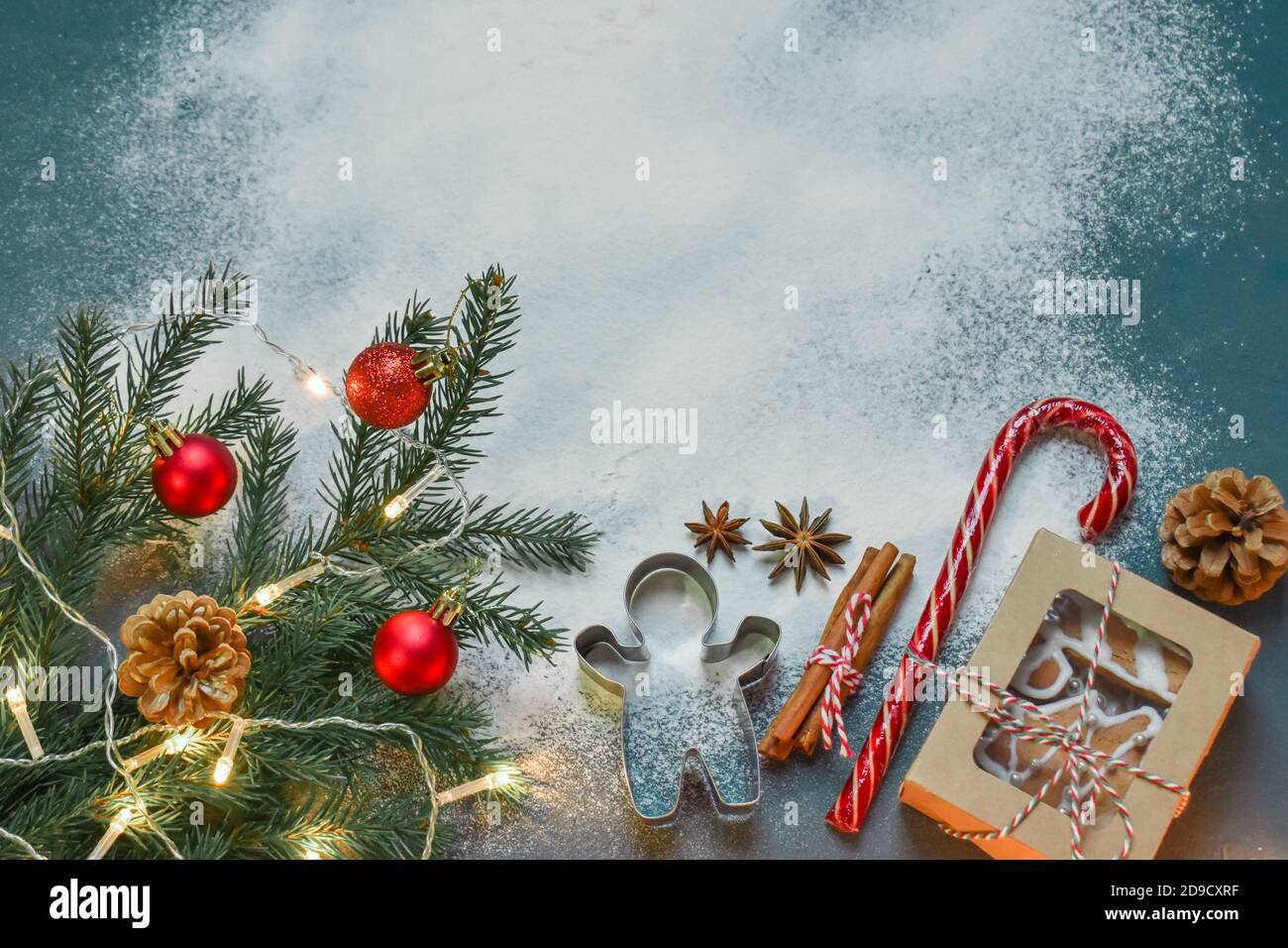 Weihnachtshintergrund mit Cookies und einem Baumzweig hat Platz für Text. Flachlayoutlayout Der Draufsicht Stockfoto