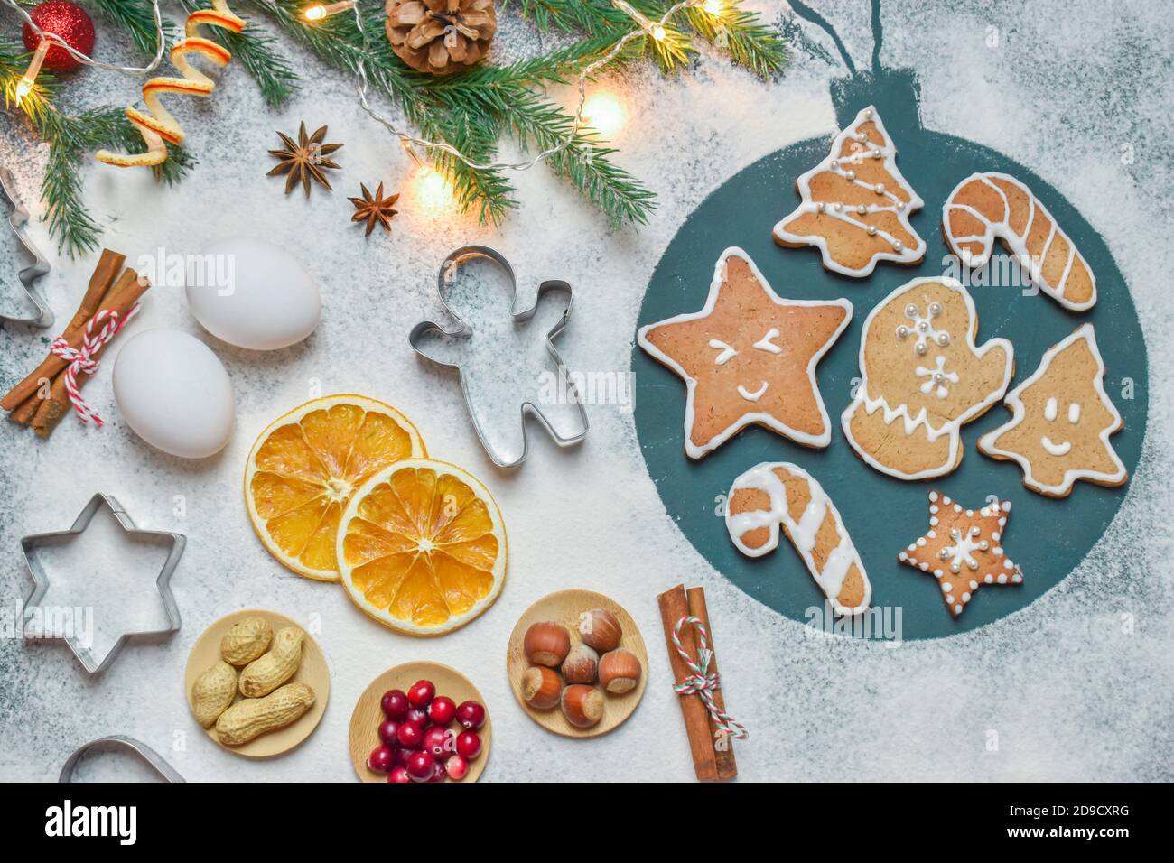 Ingwerkekse mit Zutaten. Weihnachtskomposition. Stockfoto