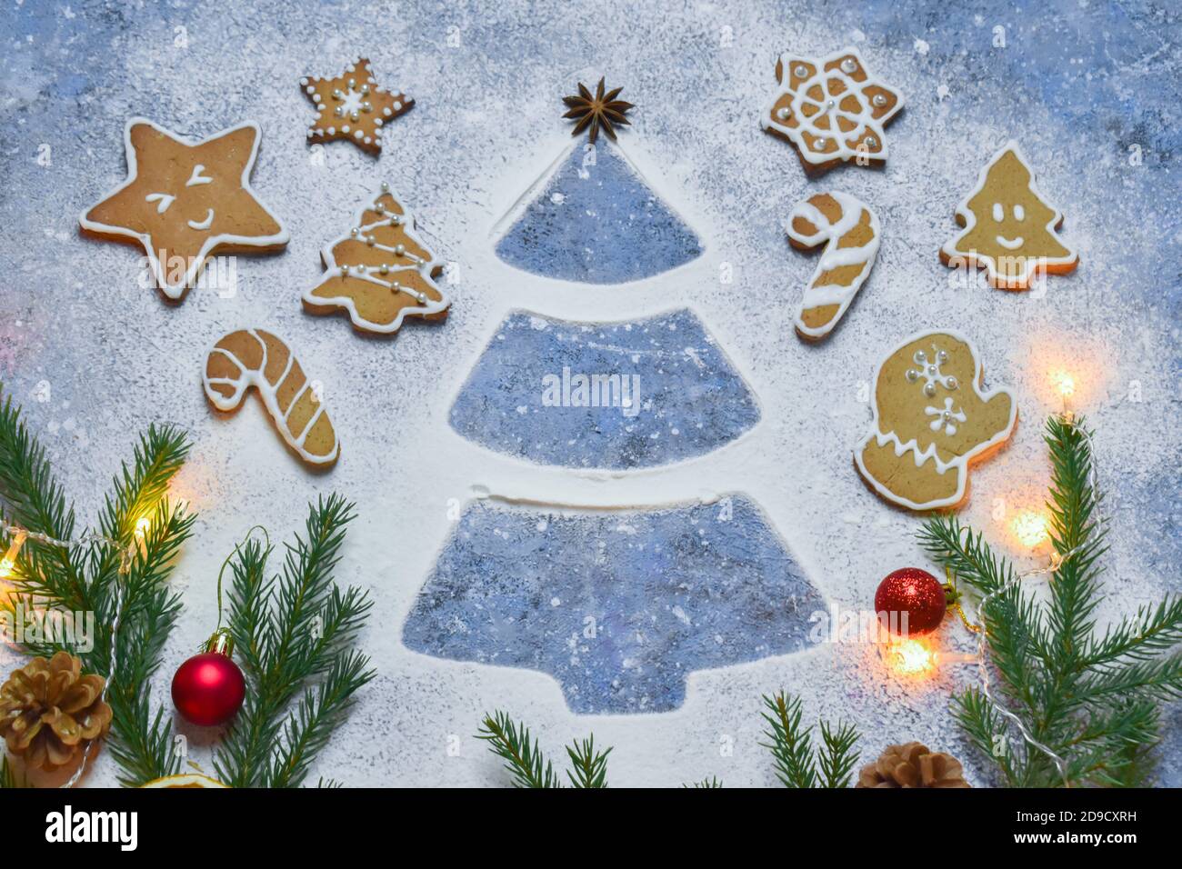 Weihnachtshintergrund mit einem Bild von einem Weihnachtsbaum und Ingwer-Kekse. Stockfoto