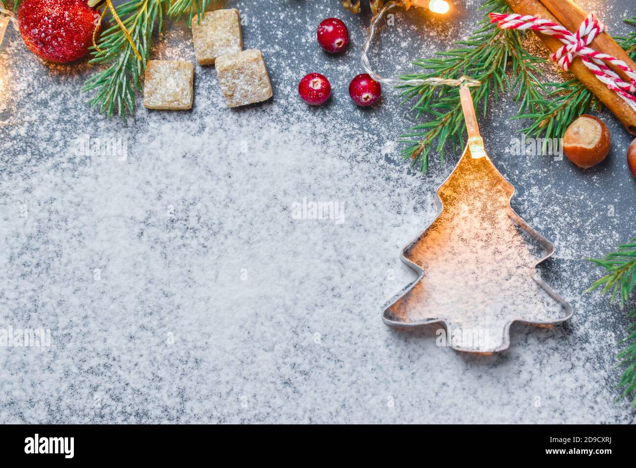 Weihnachtshintergrund mit einem Ausstecher in Form eines Weihnachtsbaums. Frohes neues Jahr Stockfoto