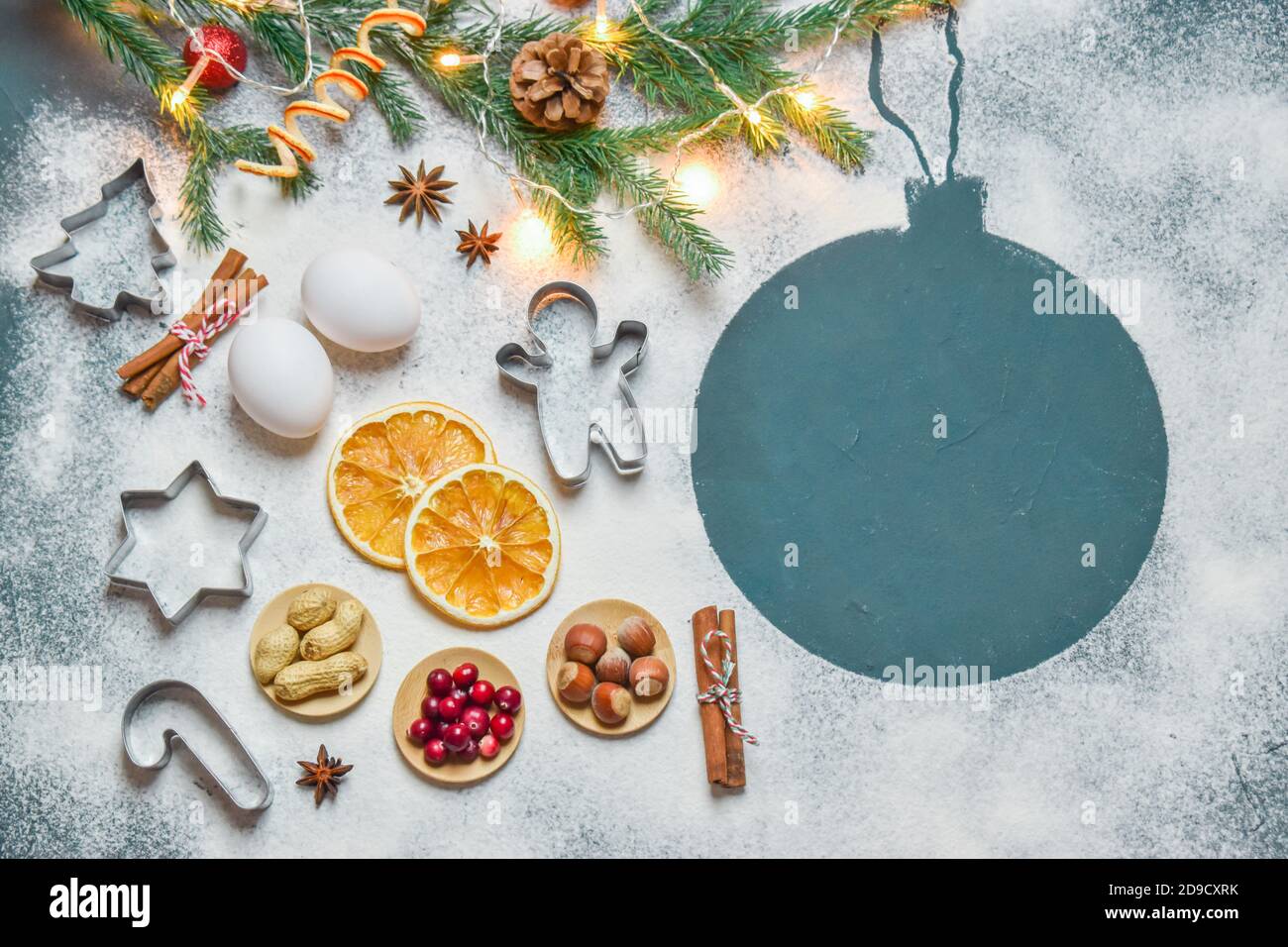 Weihnachtshintergrund mit Cookies und ein Zweig des Baumes hat einen Platz für Text. Flaches Layout In Der Draufsicht Stockfoto