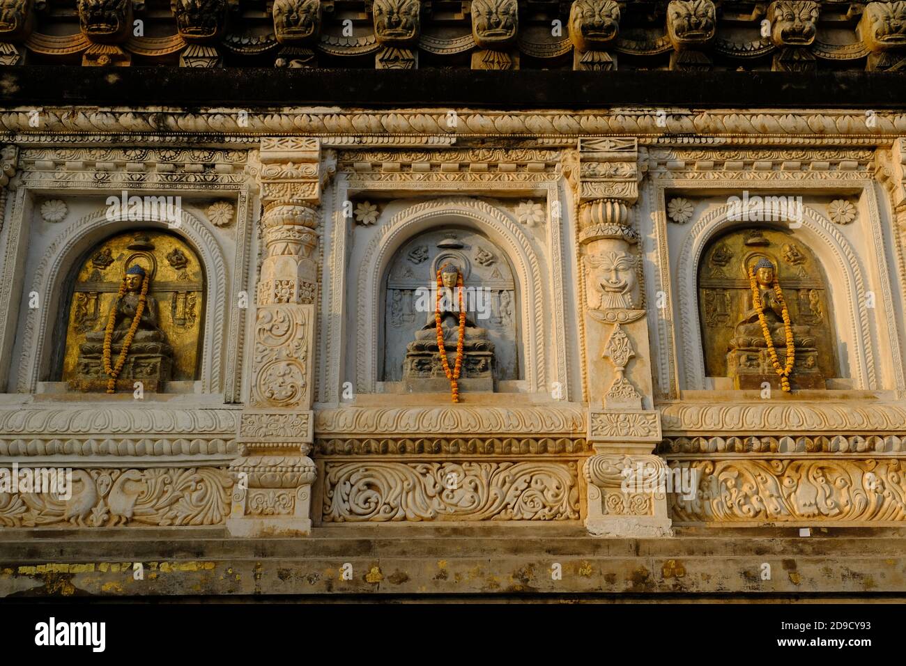 Indien Bodh Gaya - Mahabodhi Temple Complex buddha Statuen in Die Haupttempler-Mauer Stockfoto