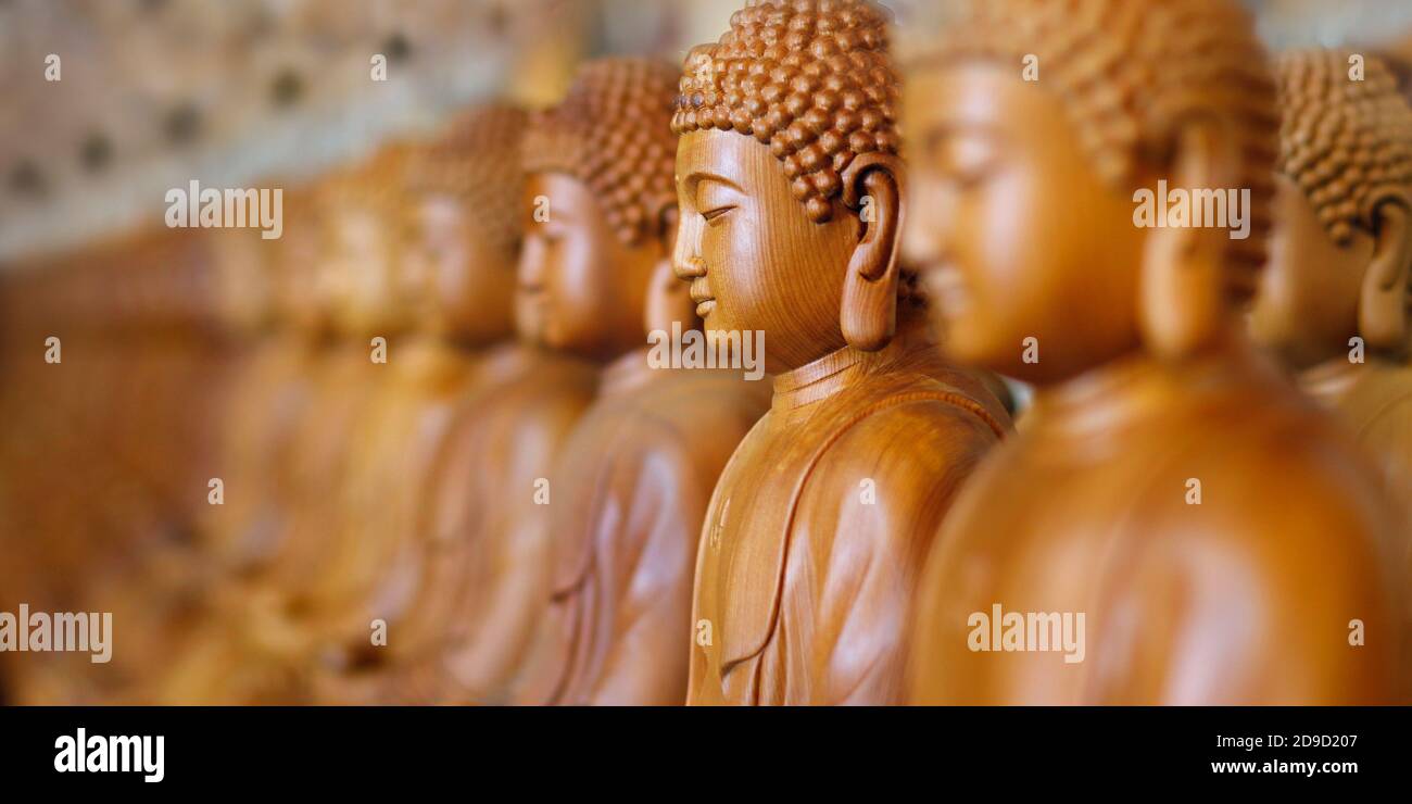 Nahaufnahme der hölzernen Buddha-Statue, im buddhistischen Tempel Nahaufnahme der hölzernen Buddha-Statue, im buddhistischen Tempel Stockfoto