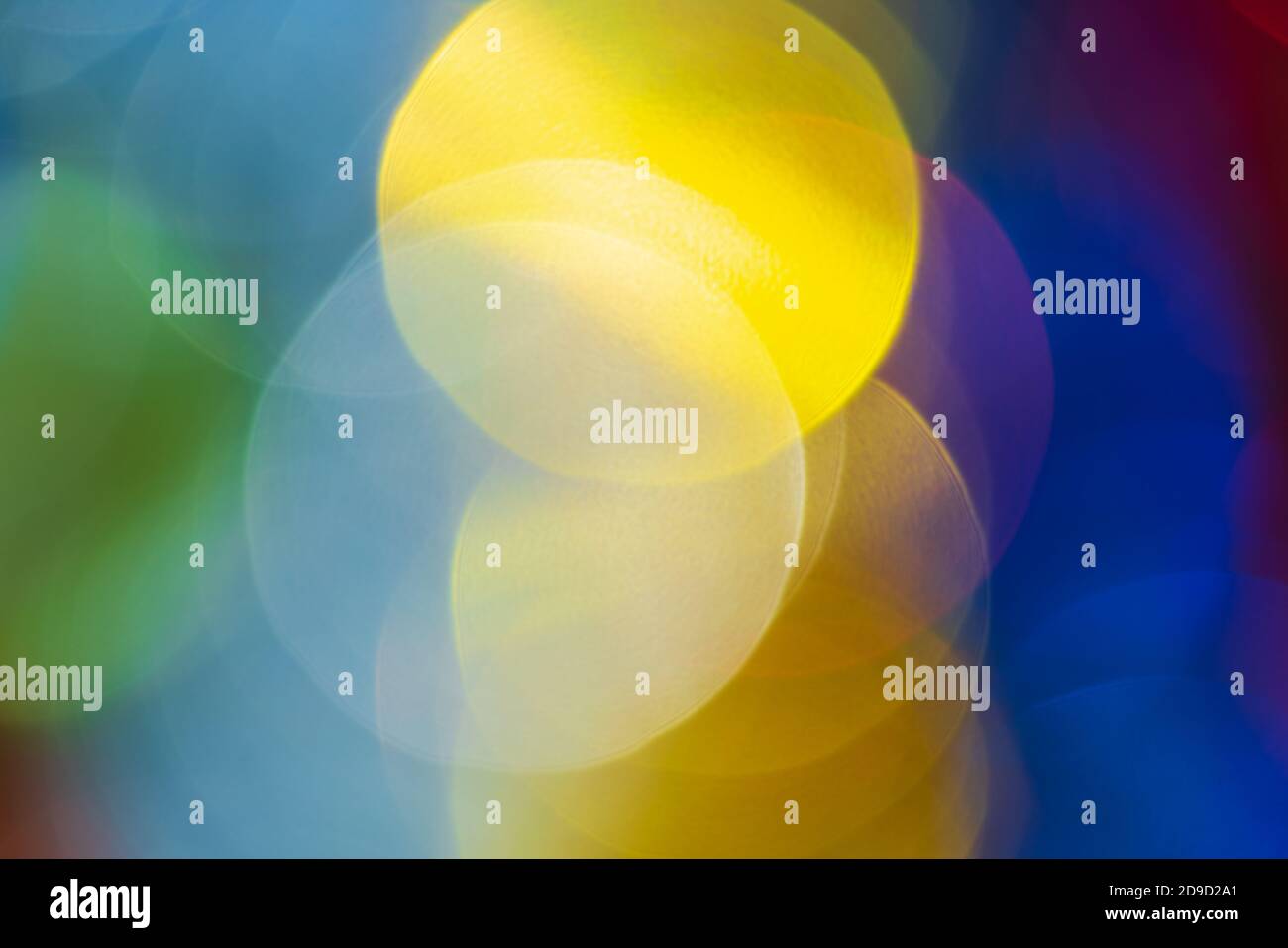 Weihnachten Ornament Dekorationen, lebendige defokussierte abstrakte verschwommen Bokeh Hintergrund grün, gelb, blaue Farbe. Außer Fokus glühende Lichter, Feier Stockfoto