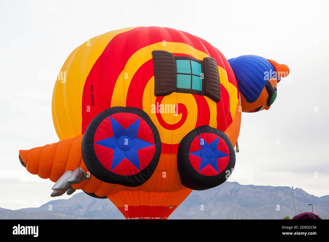 Albuquerque, New Mexico / USA - 8. Oktober 2014: Ein schneckenförmiger Heißluftballon bereitet sich auf den Flug bei bewölktem Himmel beim Balloon Fiesta in Albuquer vor Stockfoto