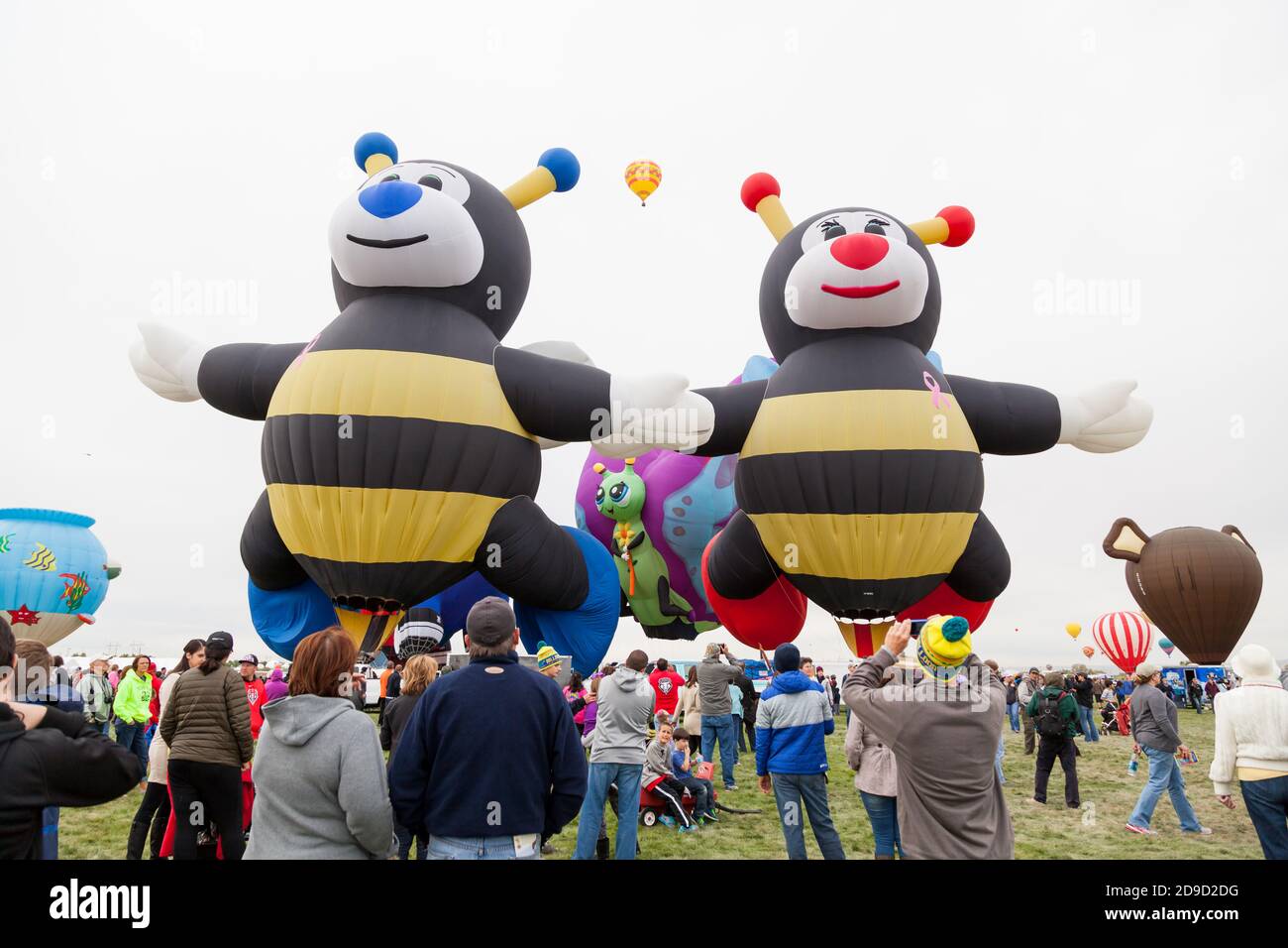 Albuquerque, New Mexico / USA - 8. Oktober 2014: Zwei Luftballons in Bienenform bereiten sich auf den Balloon Fiesta in Albuque vor Stockfoto