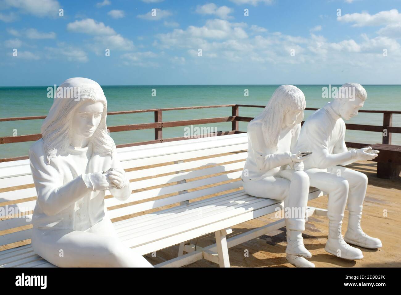 Statue, die Menschen auf Mobiltelefonen darstellt, Progreso Boardwalk, Yucatan Mexiko Stockfoto