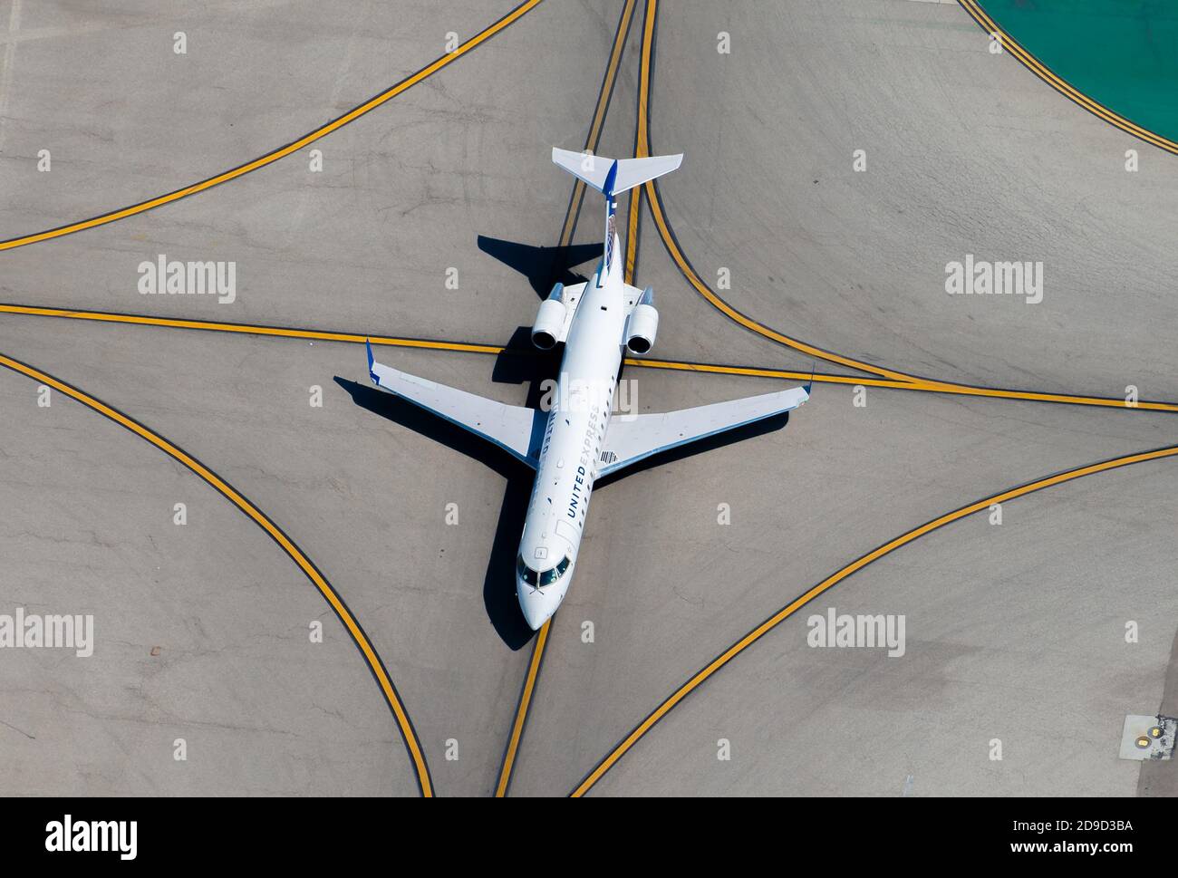 United Airlines (Sky Express) Bombardier CRJ 200 am Flughafen Los Angeles. United Express Flugzeug Luftbild mit mehreren Rollbahnen hinter. Stockfoto