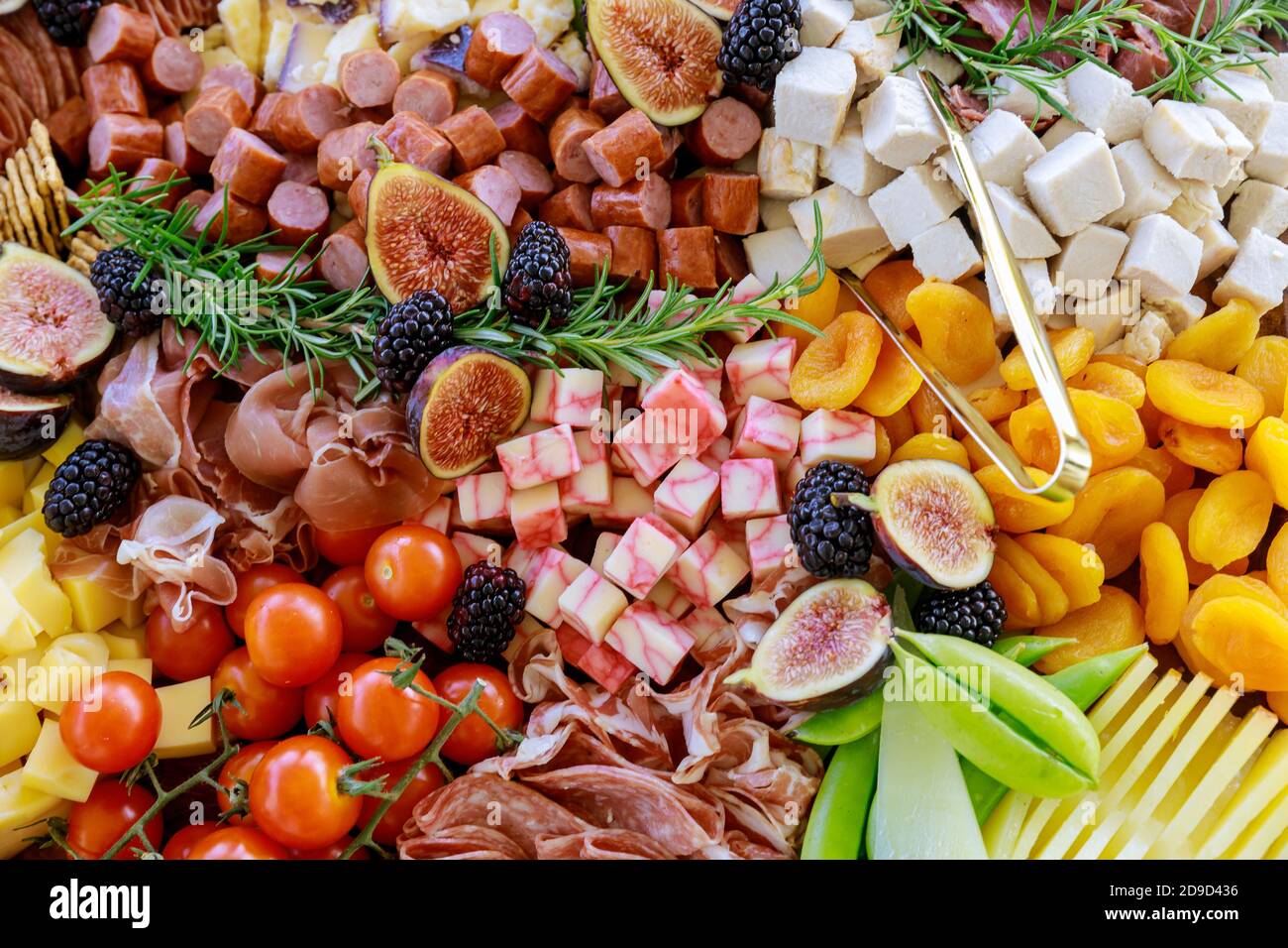 Tisch mit Vielfalt oder Auswahl an Käse, Obst und Feinkost. Nahaufnahme. Stockfoto