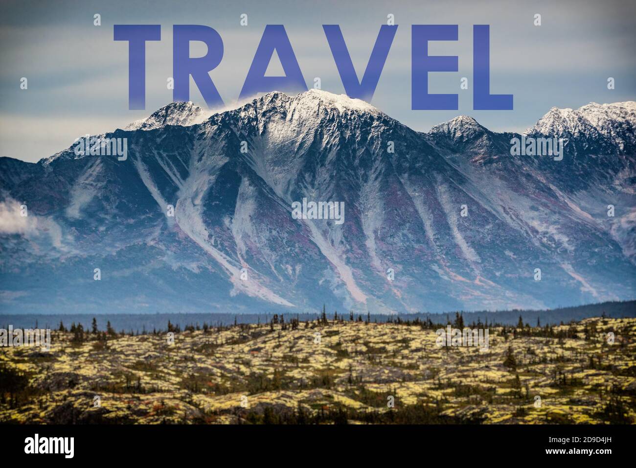 REISE geschrieben in Hauptstadt als Titel über Landschaft von Bergen mit schneebedeckten Gipfeln - inspirierendes Zitat auf Natur Hintergrund. Abenteuer in der Umgebung Stockfoto