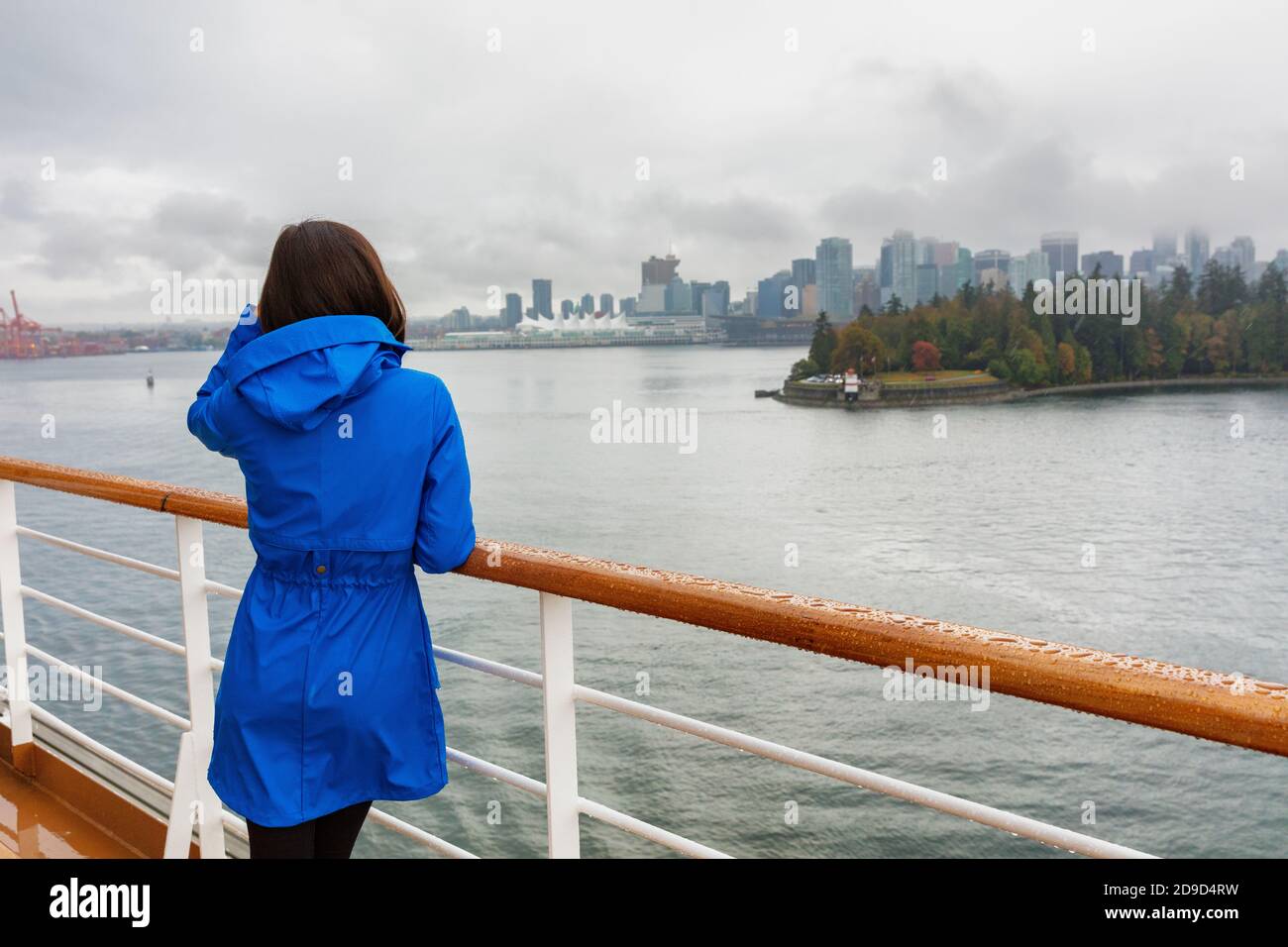 Vancouver Tourist Mädchen in blauem Regenmantel verlassen Stadt auf Alaska Kreuzfahrt. Reise in die Arktis. Frau Lebensstil im Herbst. Stockfoto
