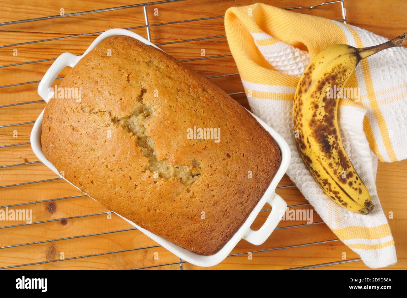 Ein Laib heißen Bananennussbrotes auf einer Abkühlung Rack Stockfoto