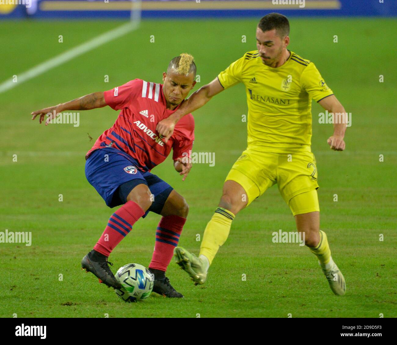 Nashville, TN, USA. November 2020. Dallas-Mittelfeldspieler Michael Barrios (21) und Nashville-Verteidiger Daniel Lovits (2) arbeiten während des MLS-Spiels zwischen FC Dallas und Nashville SC im Nissan Stadium in Nashville, TN, für den Ball. Kevin Langley/CSM/Alamy Live News Stockfoto