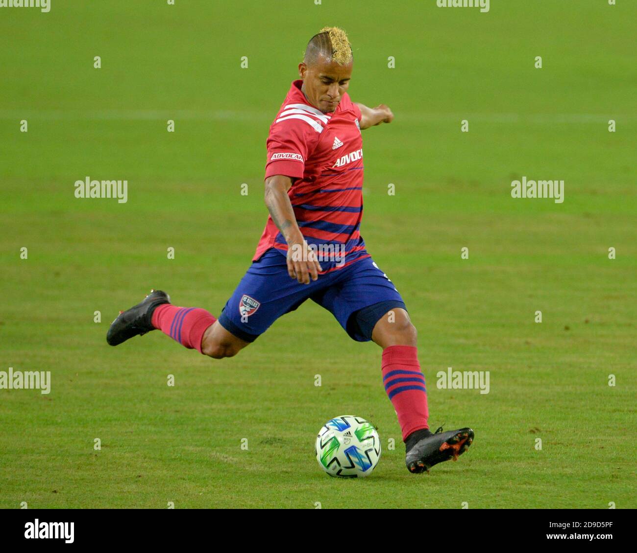 Nashville, TN, USA. November 2020. Dallas Mittelfeldspieler Michael Barrios (21), im Einsatz während des MLS-Spiels zwischen dem FC Dallas und dem Nashville SC im Nissan Stadium in Nashville, TN. Kevin Langley/CSM/Alamy Live News Stockfoto