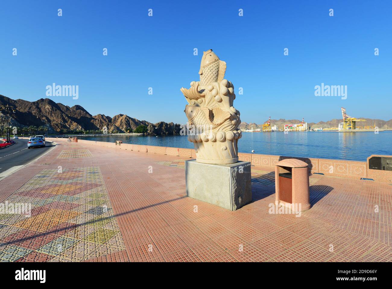 Ein Omani auf der Mutrah corniche im Oman. Stockfoto