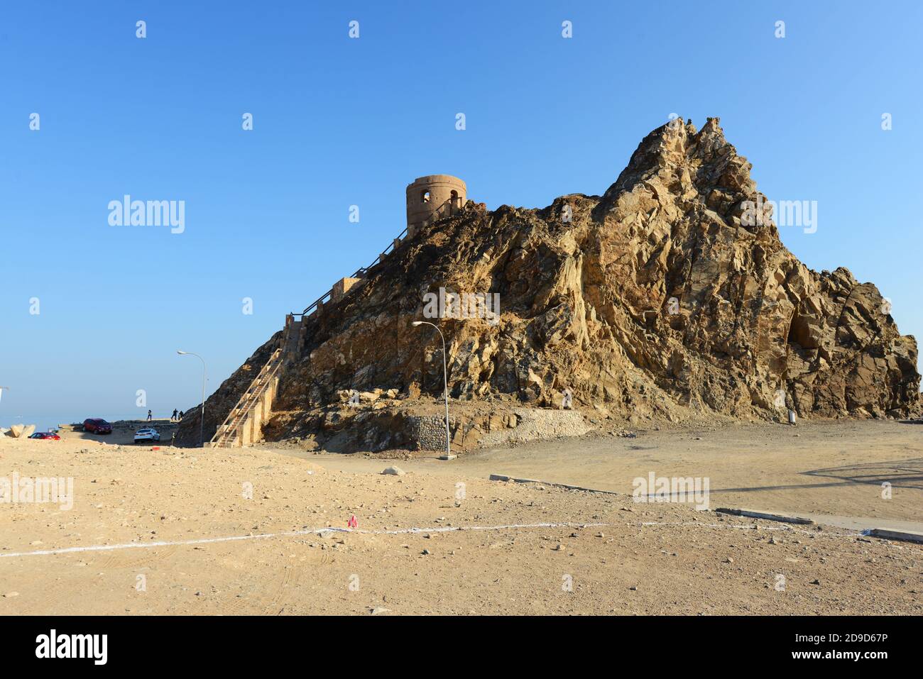 Eine Klippe mit einem Wachposten am Hafen von Mutrah in Muscat, Oman. Stockfoto