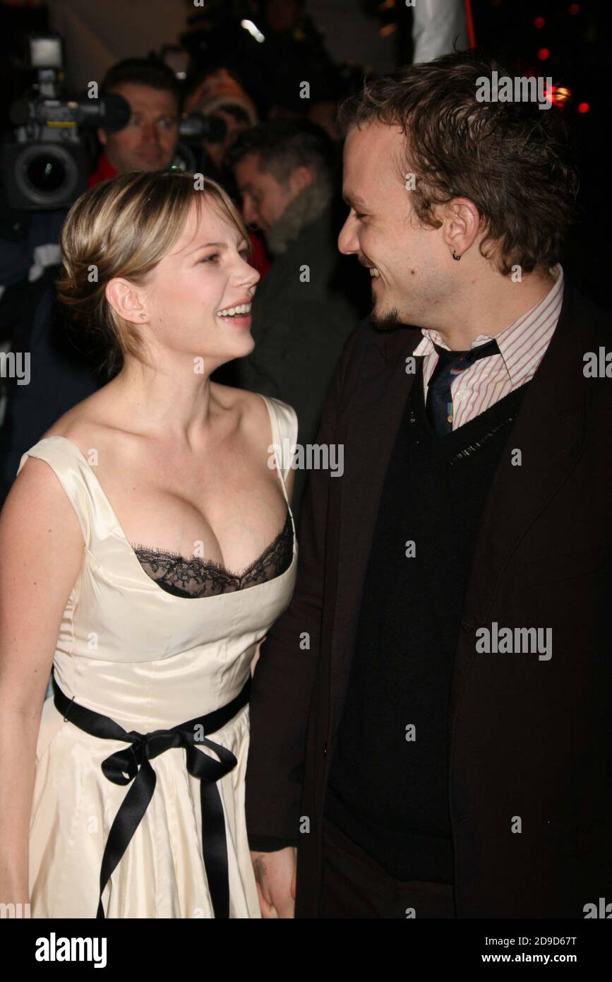 Michelle Williams und Heath Ledger bei der Premiere von 'Brokeback Mountain' am Loews Lincoln Square in New York City am 6. Dezember 2005. Foto: Henry McGee/MediaPunch Stockfoto