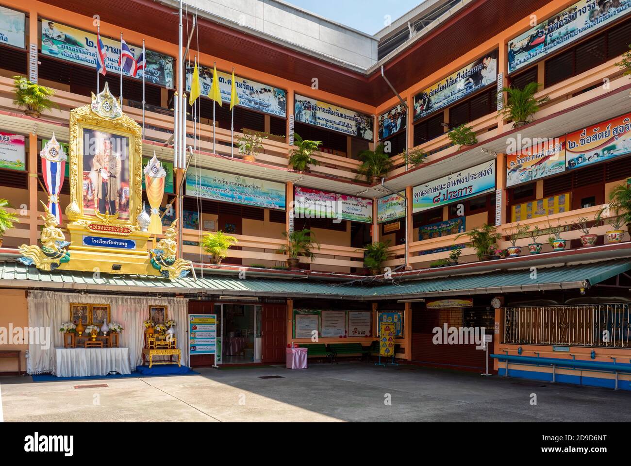 Was Suan Phlu Schule in Bang Rak, Bangkok, mit einem Porträt von König Maha Vajiralongkorn. Stockfoto