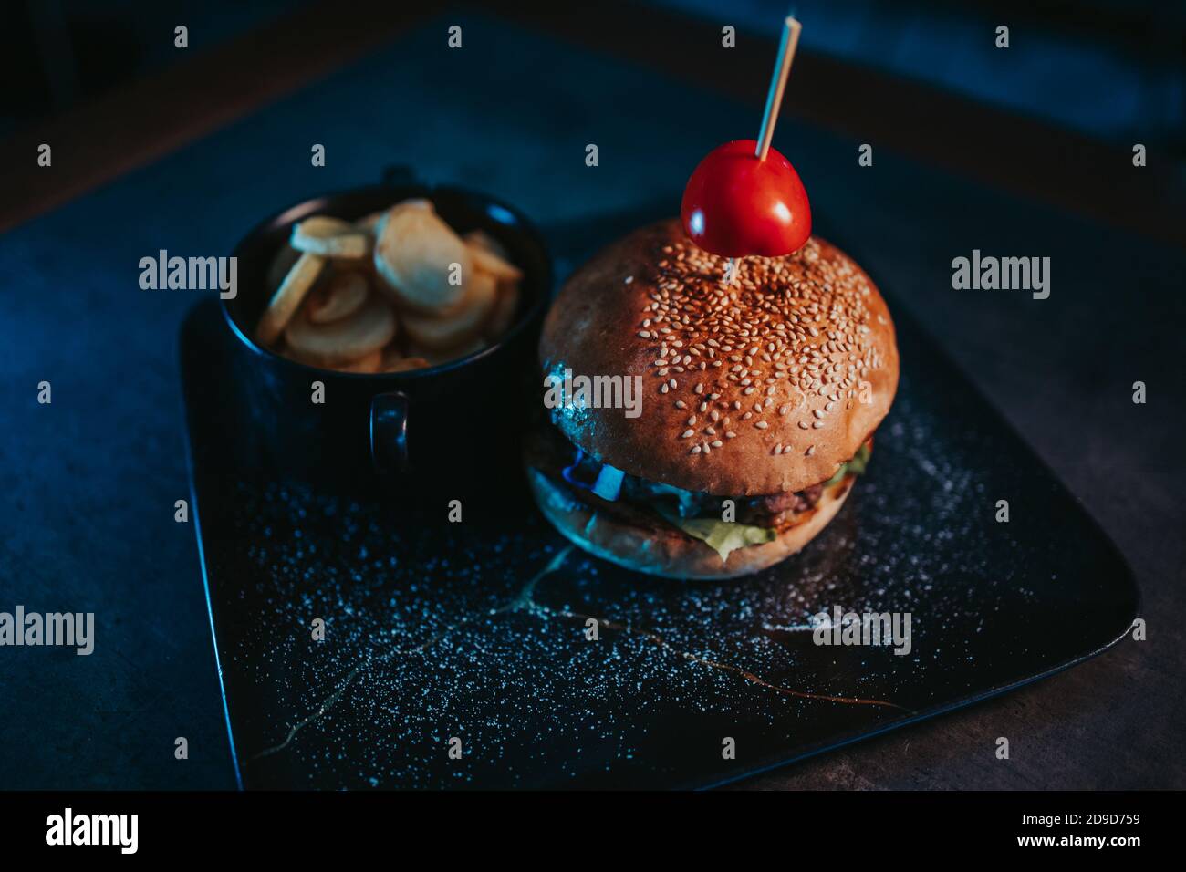 Selektive Aufnahme eines leckeren Hamburgers mit pommes frites In einer Schüssel Stockfoto