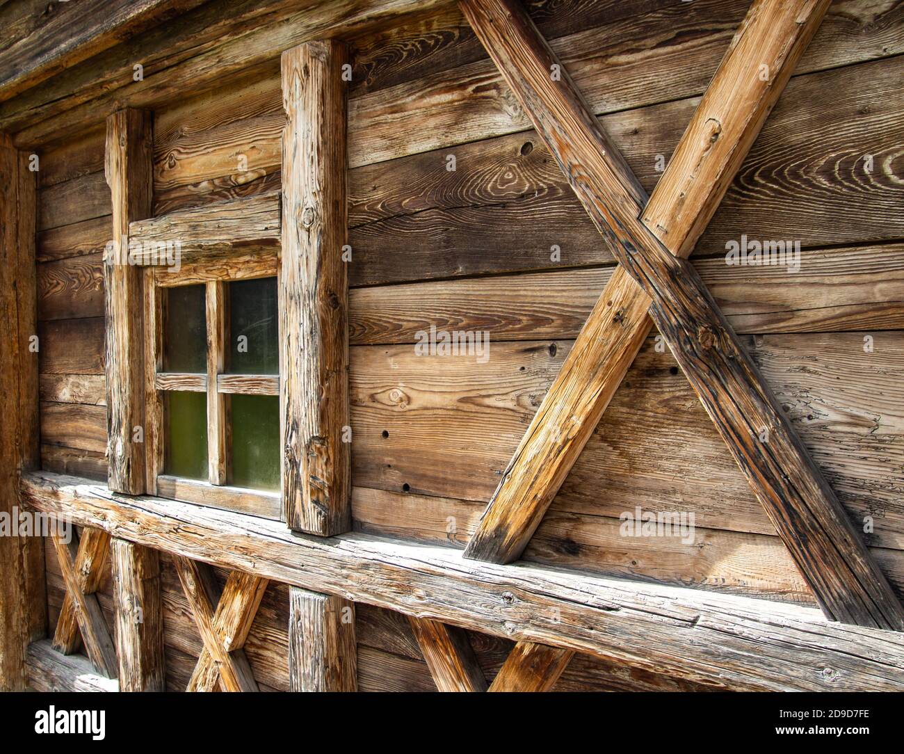 Holzwand einer traditionellen Holzhütte im Schnalstal (schnalstal), Südtirol - alpiner tiroler Lifestyle Stockfoto